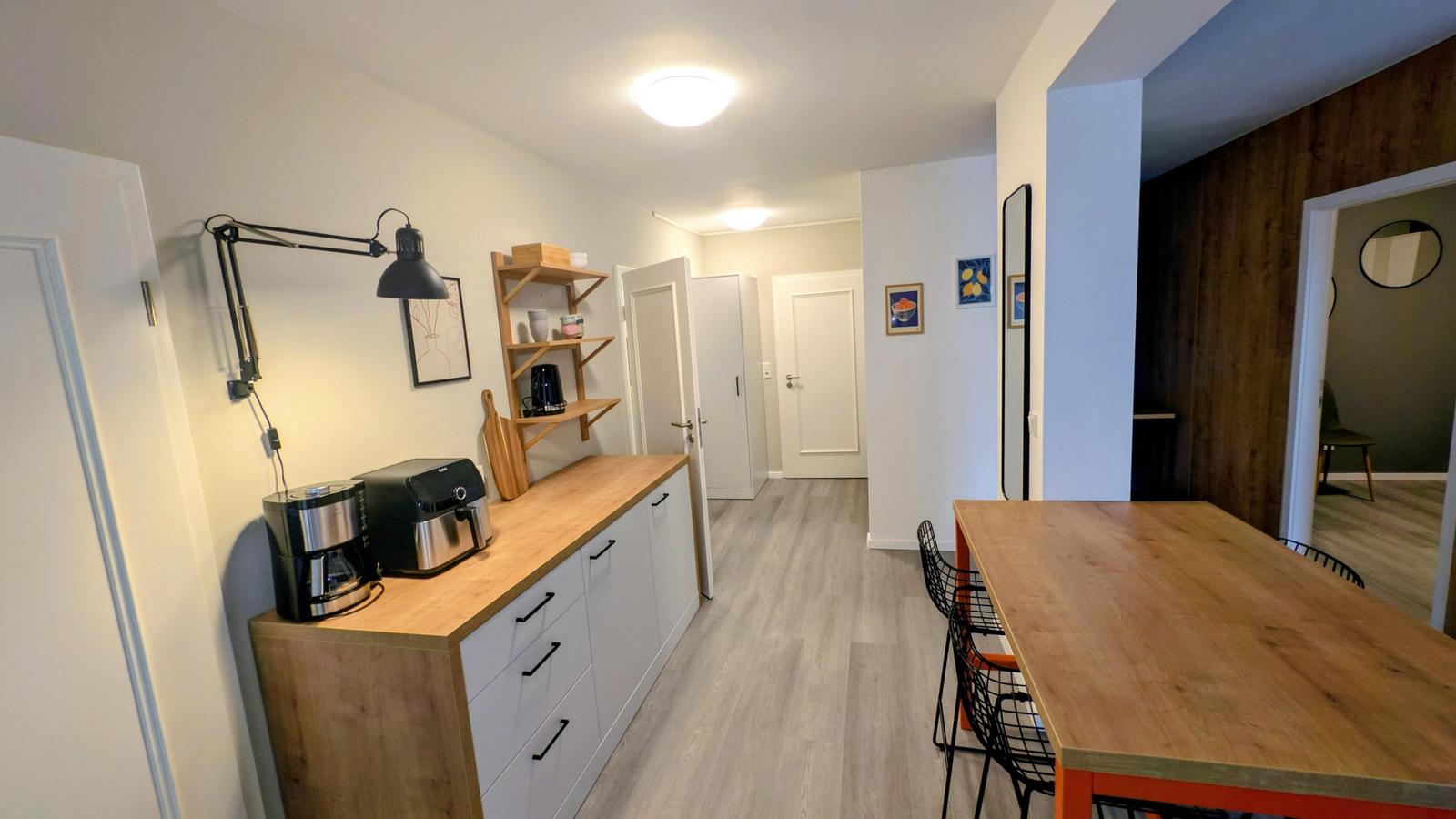 Küche mit Holzoberfläche und Essbereich mit Tisch und Stühlen