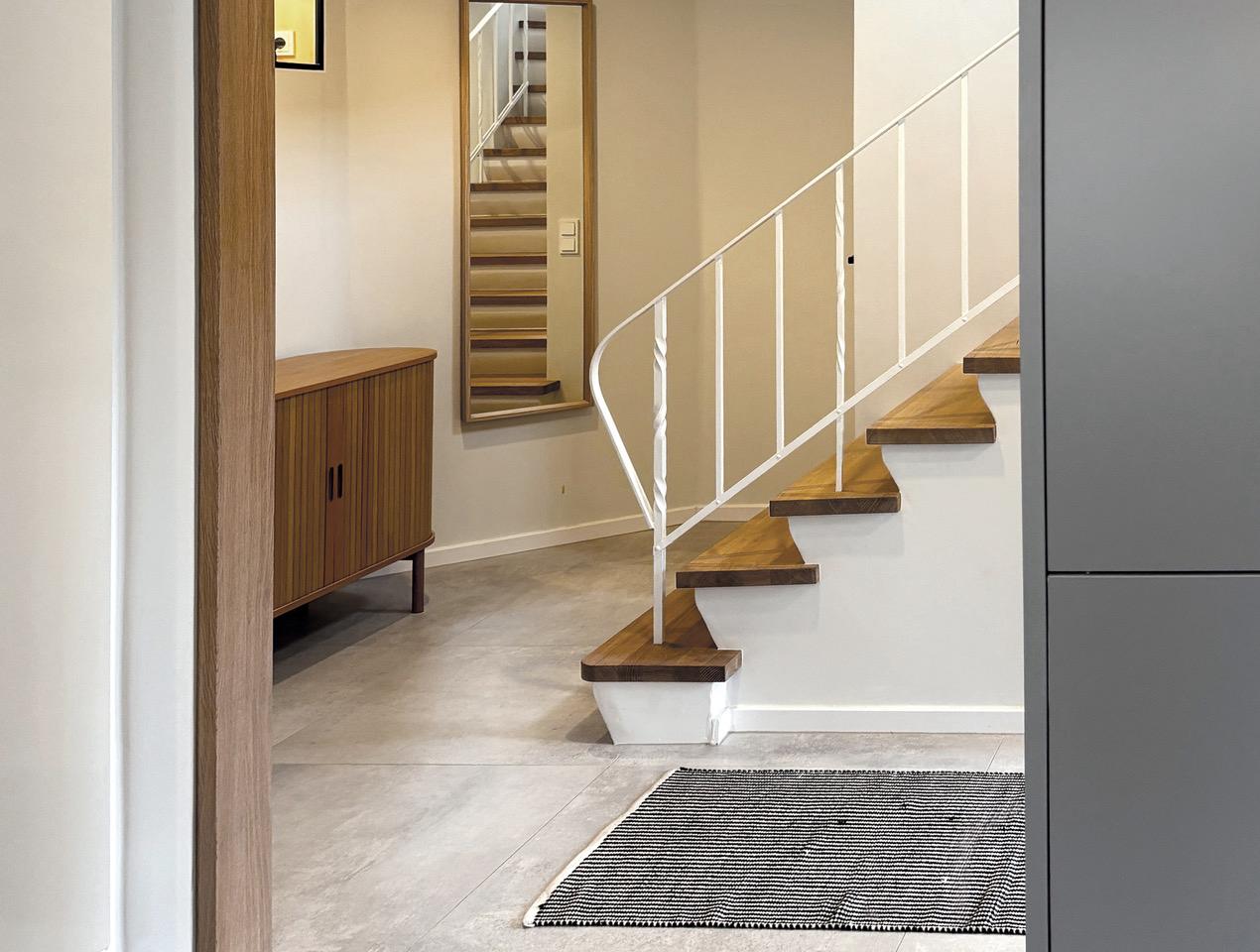 Treppenaufgang und Flur Untergeschoss