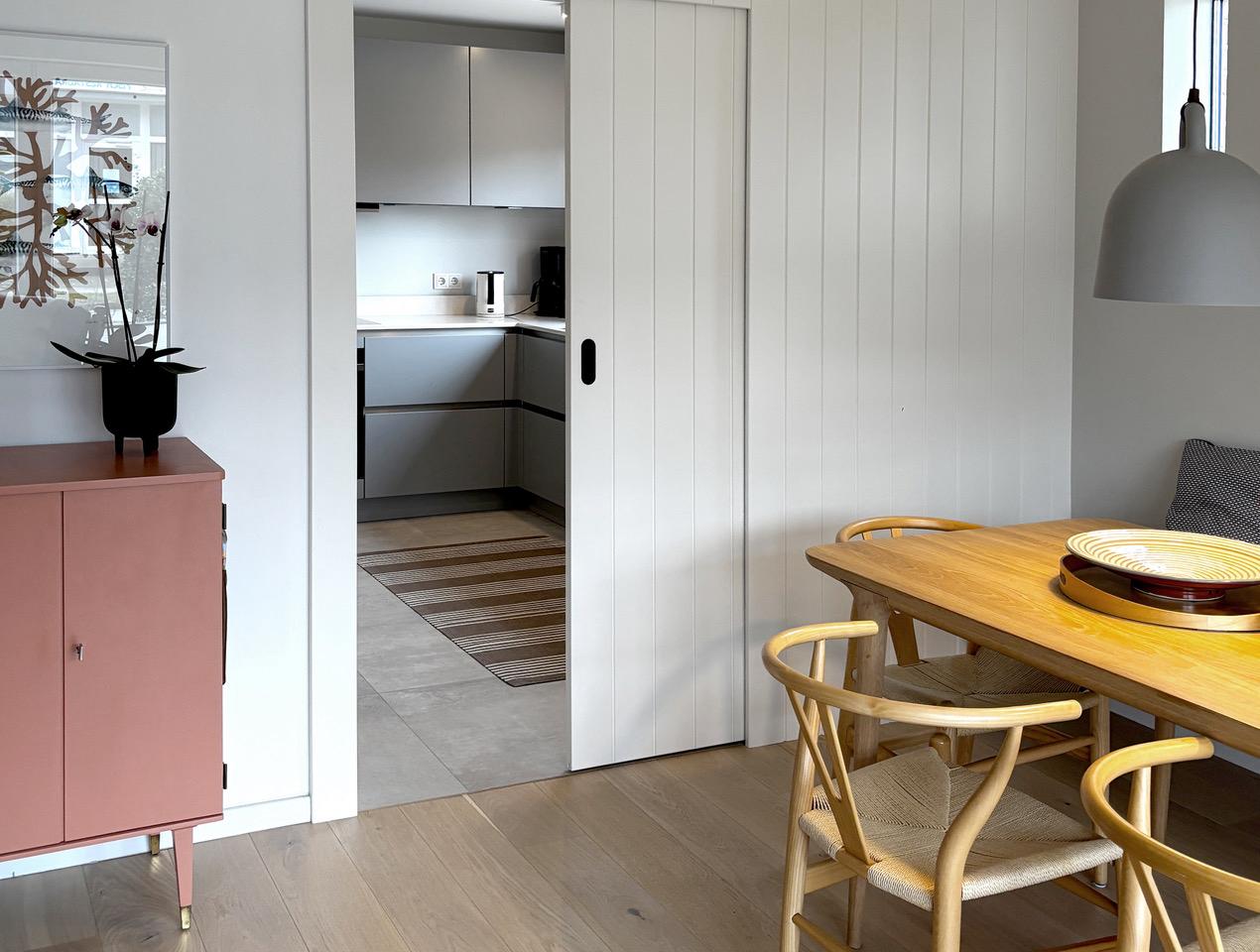 Wohnzimmer mit Blick in die Küche