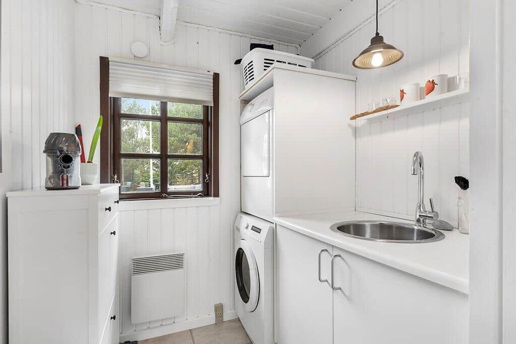 Wohnung mit Waschmaschine, Trockner und Fenster