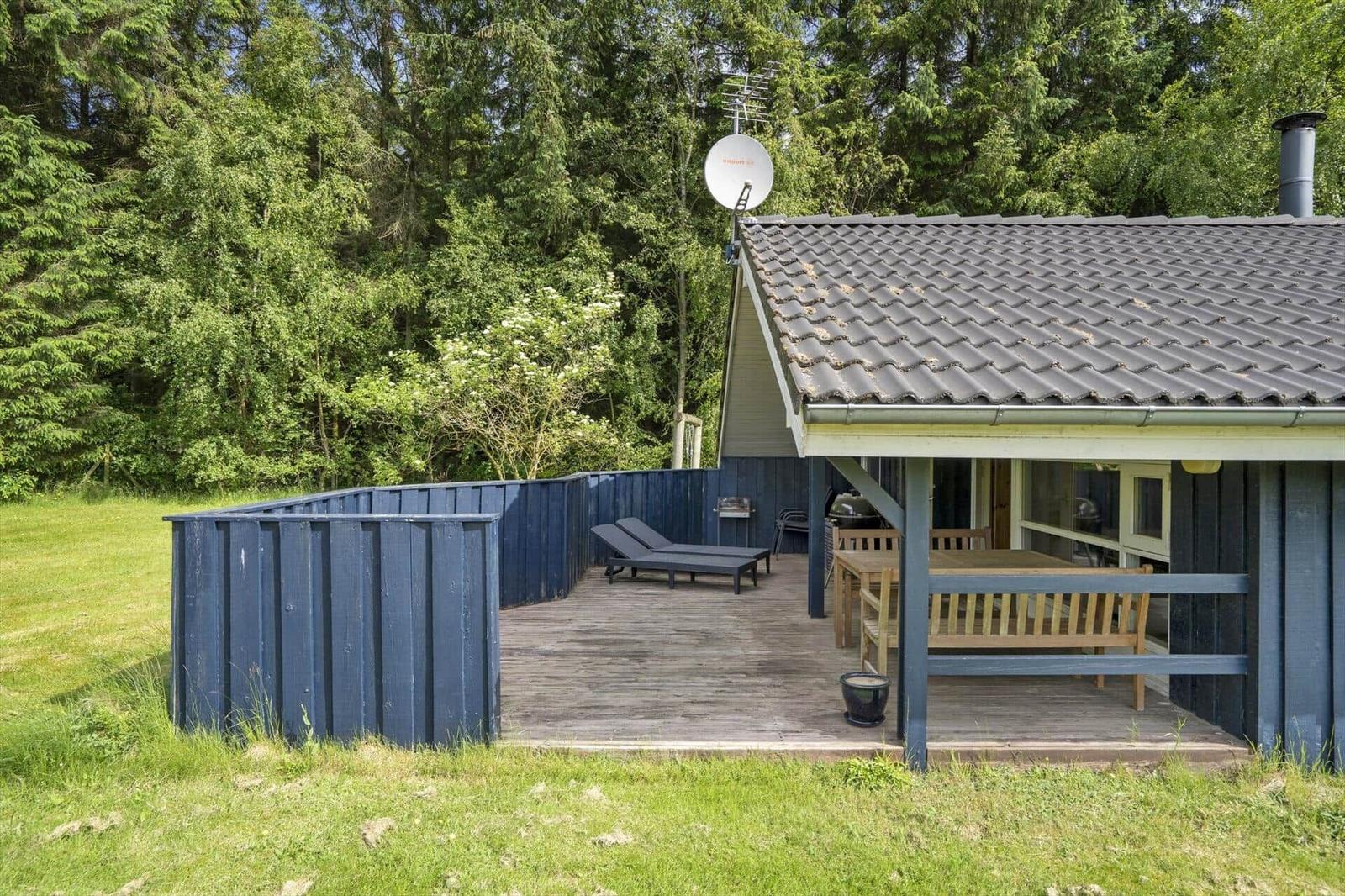 Haus mit Terrasse, Liegen und Grillplatz im Wald