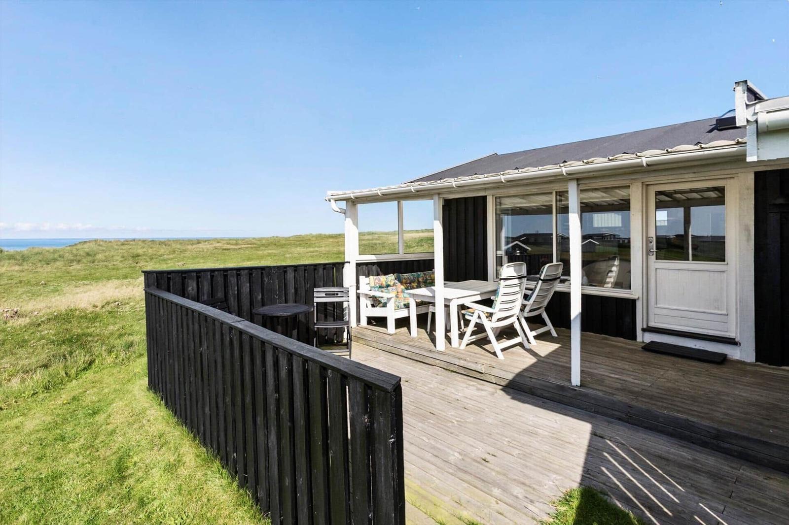 Terrasse mit Sitzgelegenheiten und Blick auf die Landschaft.