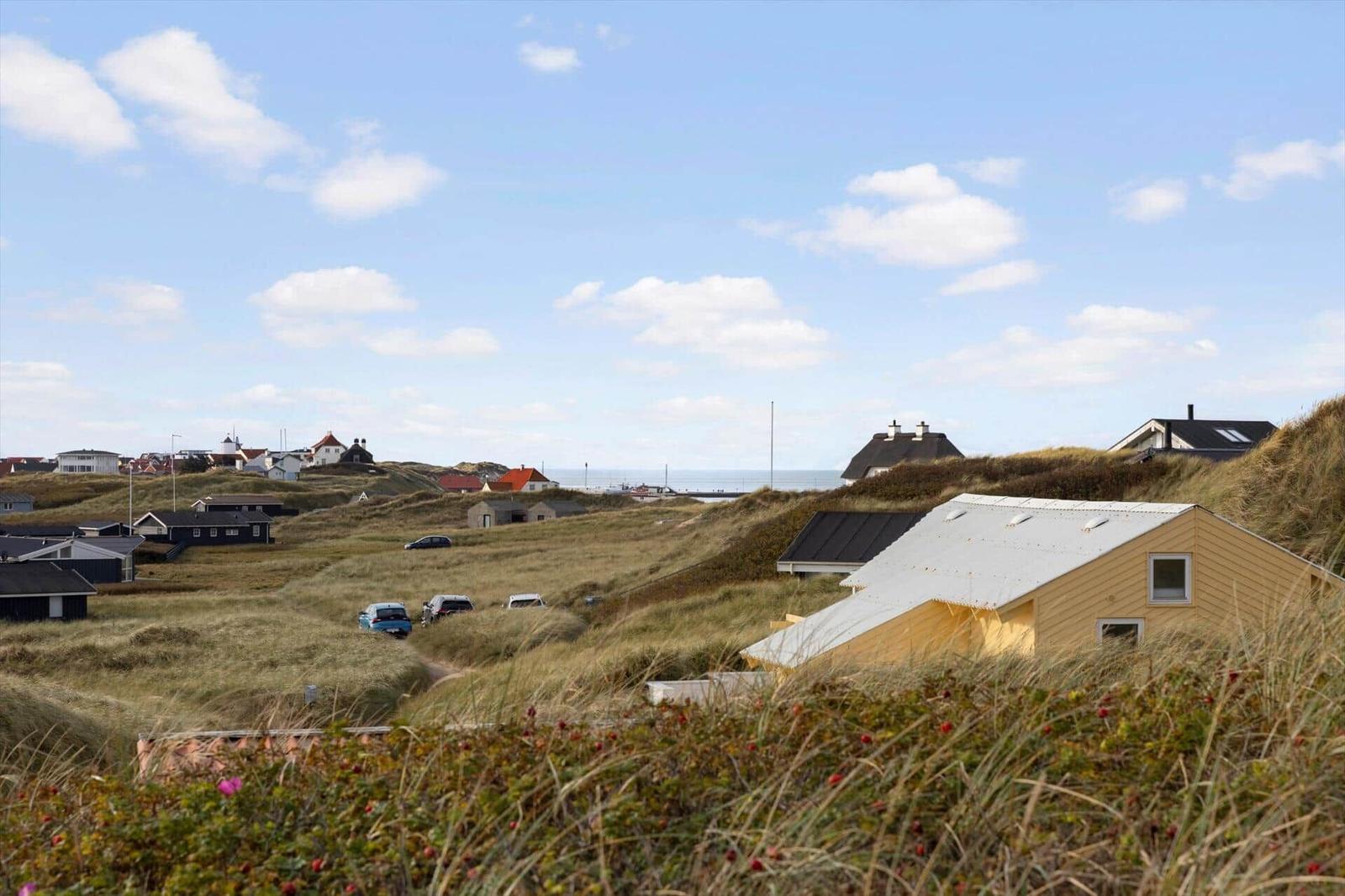Haus auf Dünen mit Blick auf Meer und Dorf