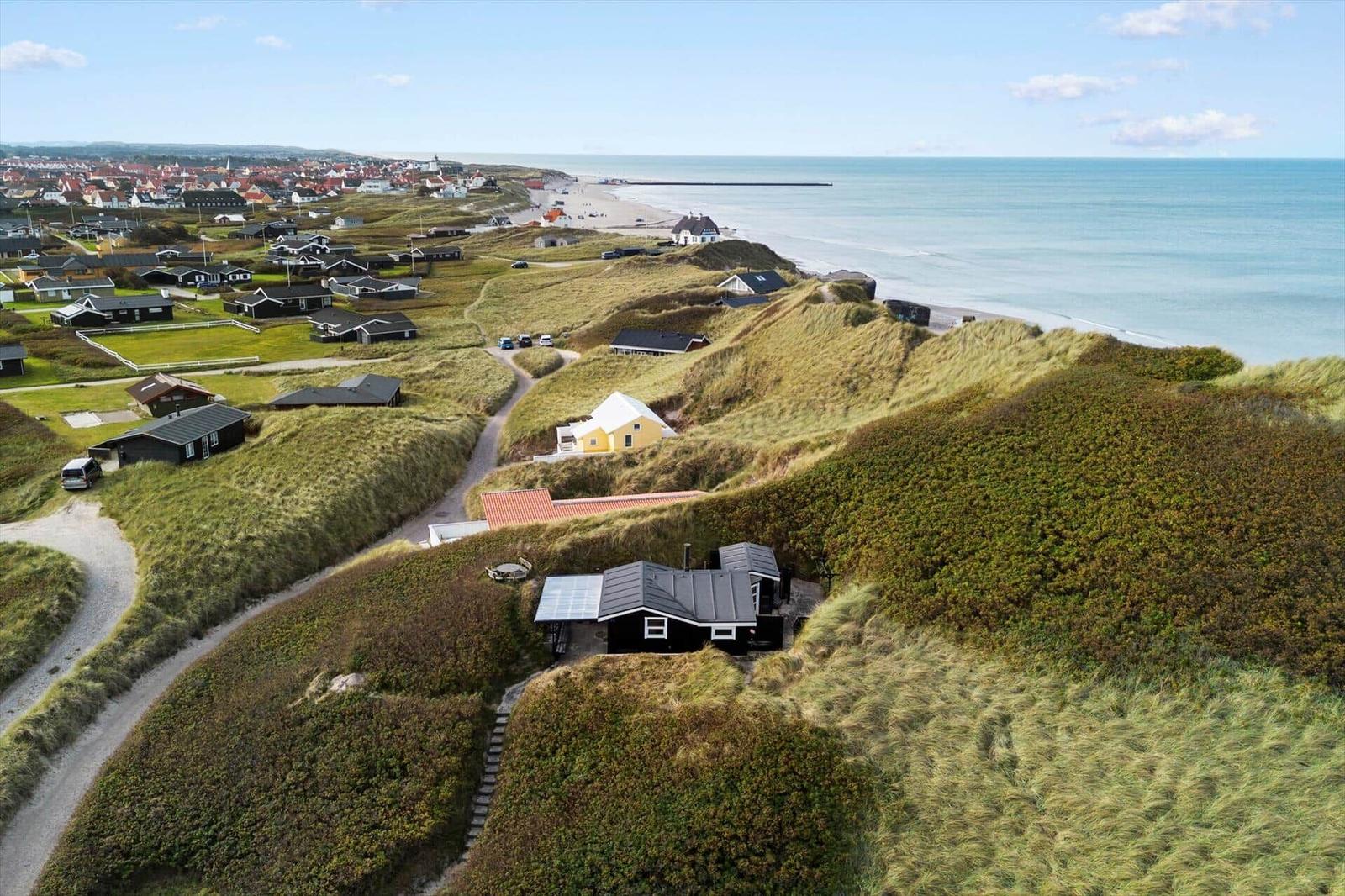 Dorf an der Küste mit Dünen und Häusern