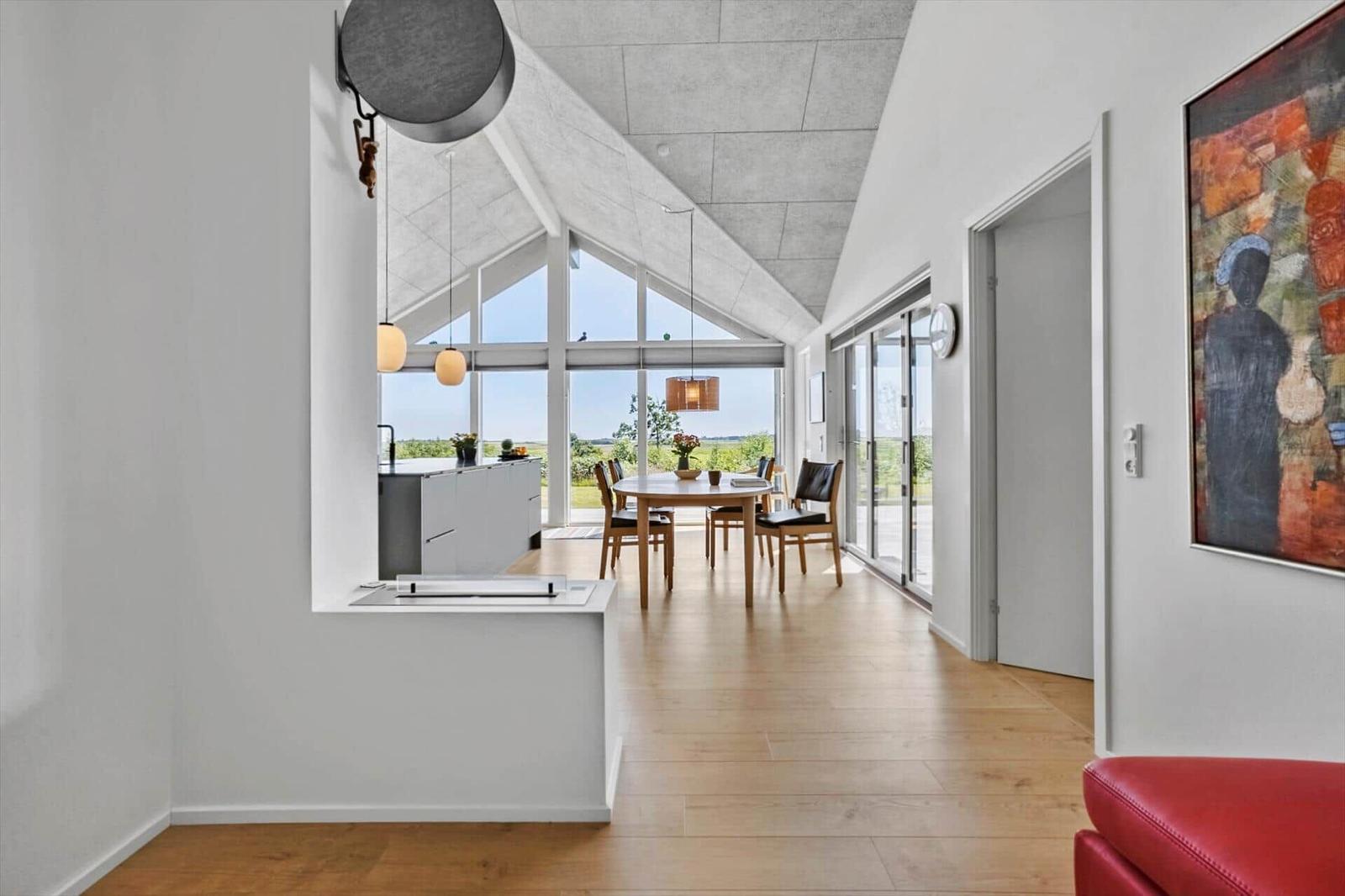 Modernes Wohnzimmer mit Essbereich und Blick auf die Landschaft.