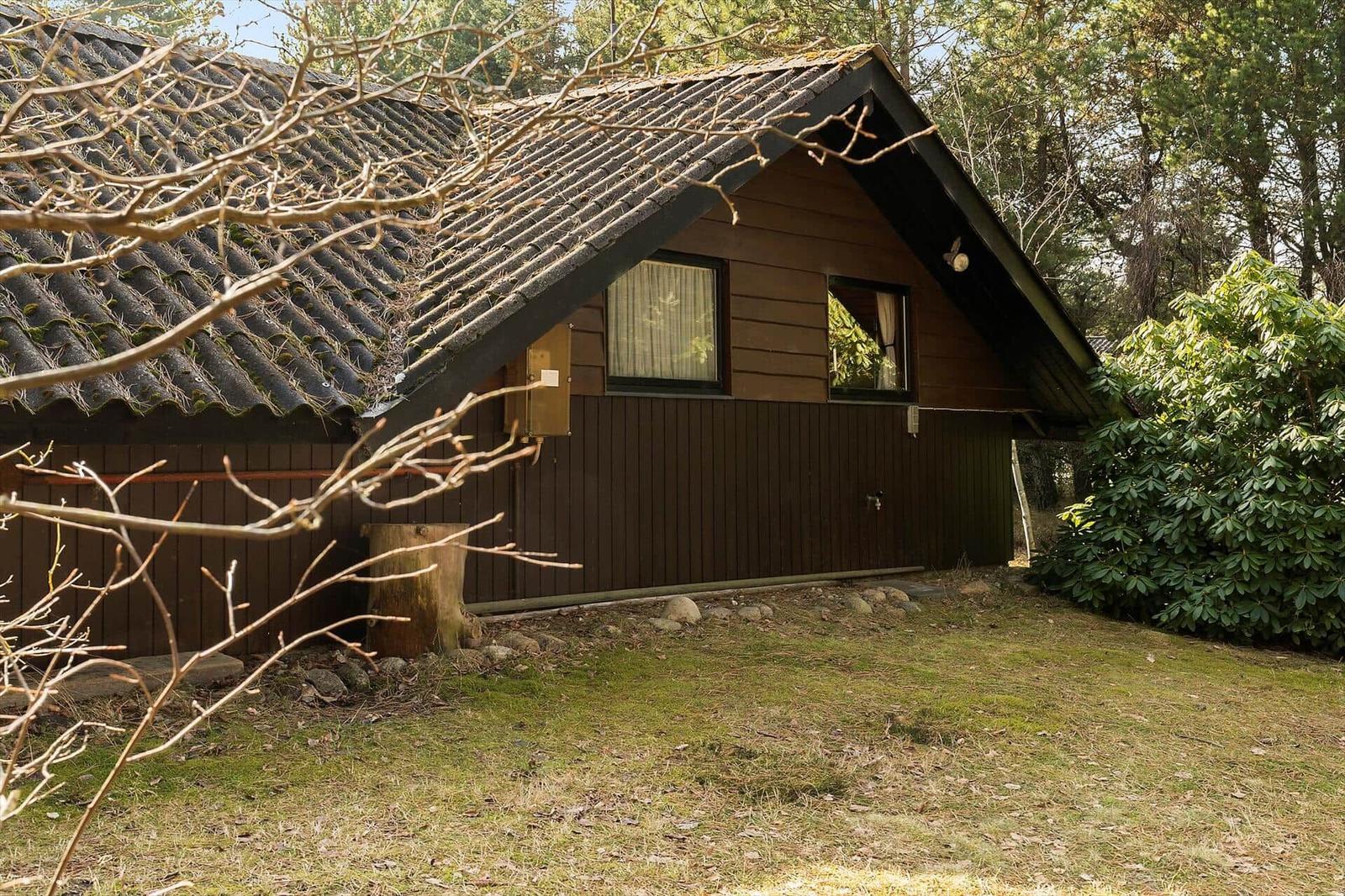 Holzhaus mit Dach und Fenstern in Waldnähe
