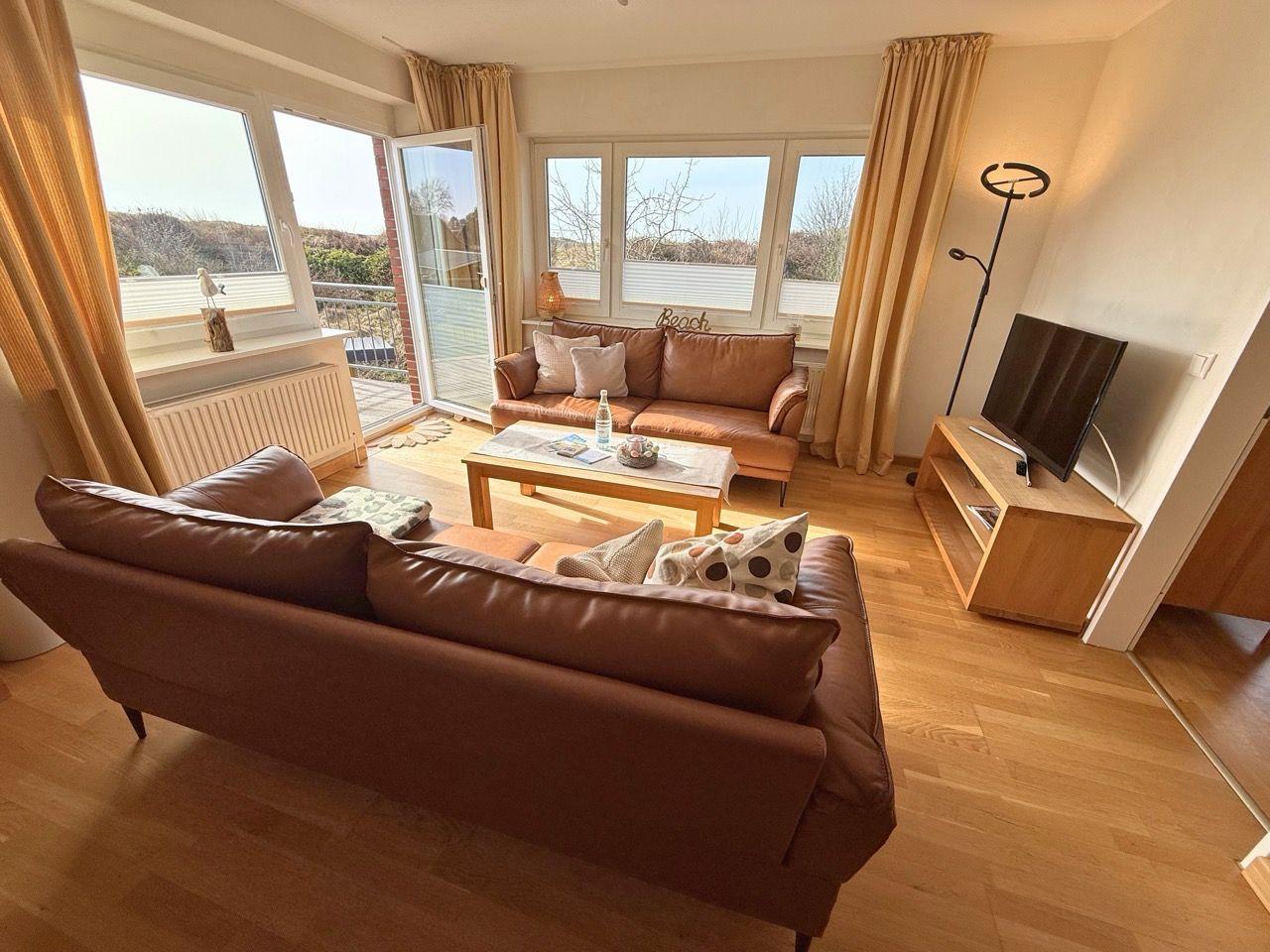 Helles Wohnzimmer mit Sonnenbalkon