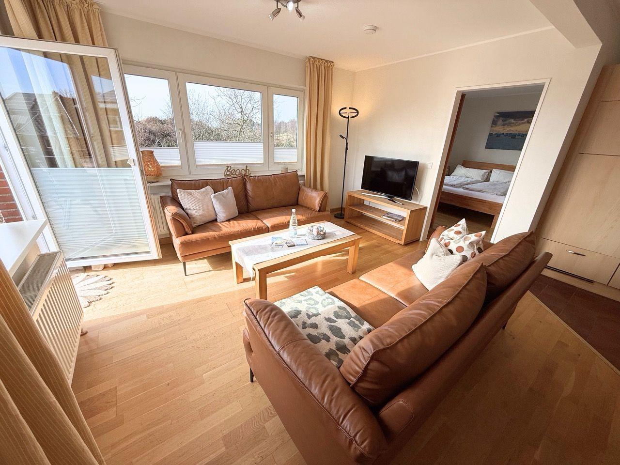 Helles Wohnzimmer mit Sonnenbalkon