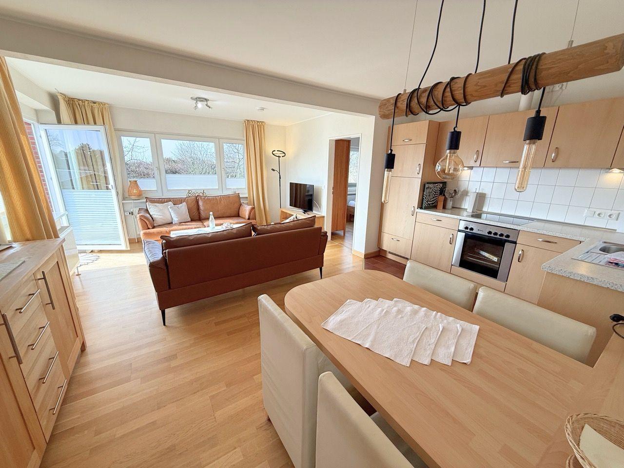 Helles Wohzimmer mit Essbereich und offener Küche