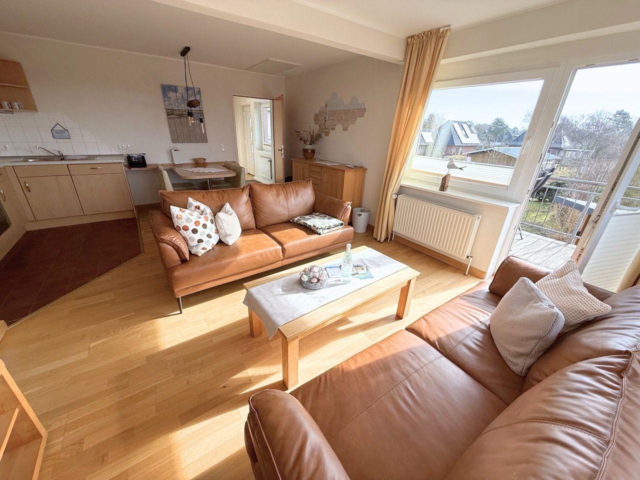 Helles Wohnzimmer mit Zugang zum Balkon