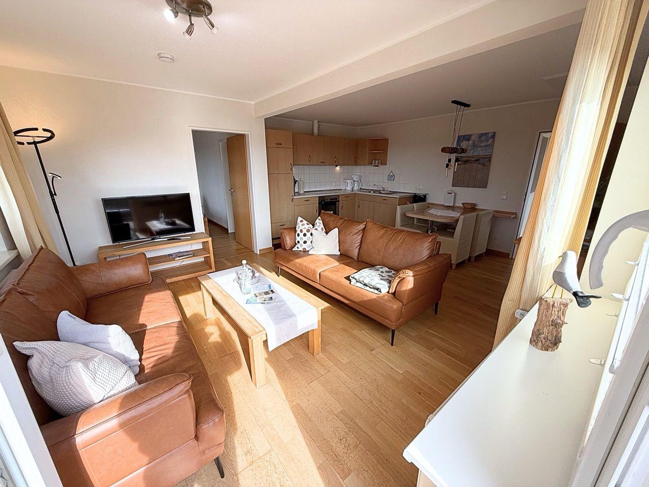 Helles Wohnzimmer mit Zugang zum Balkon