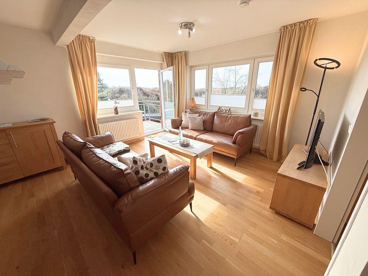 Helles Wohnzimmer mit Zugang zum Balkon