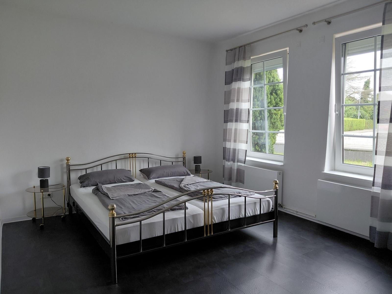 180 cm breites Doppelbett ( 2 Matratzen)