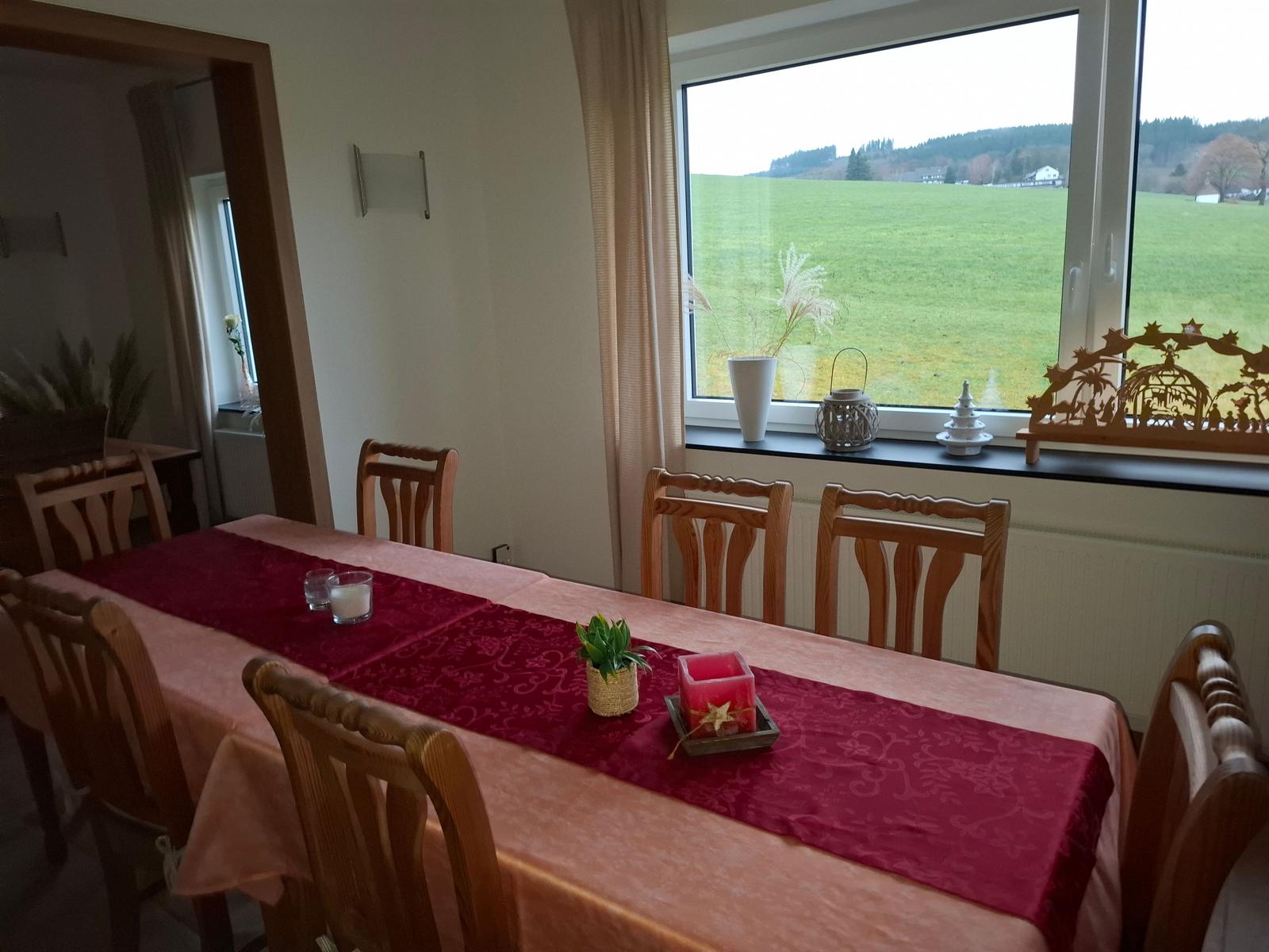 Frühstücksraum mit Kaminofen