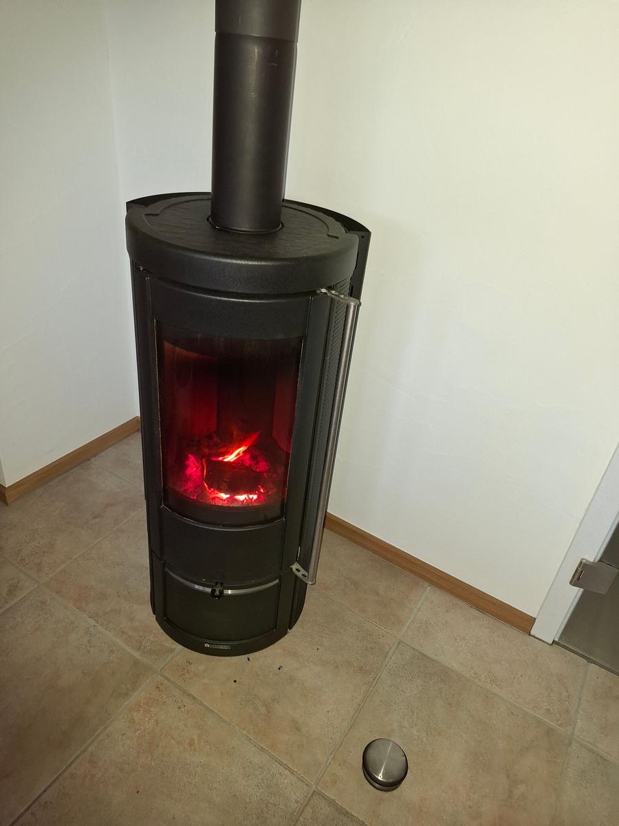 Kaminofen im Frühstücksraum