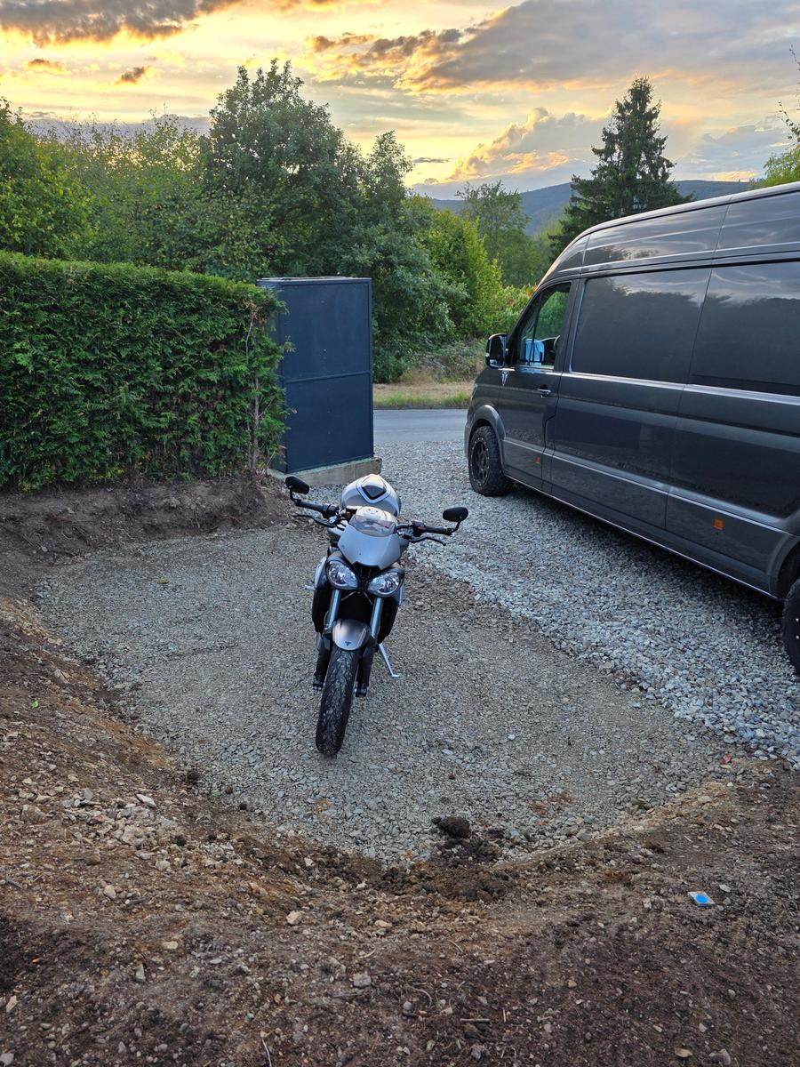 Auch an die Motorradfahrer haben wir gedacht. Unsere Einfahrt ist so großzügig, dass auch ein Anhänger Platz findet.