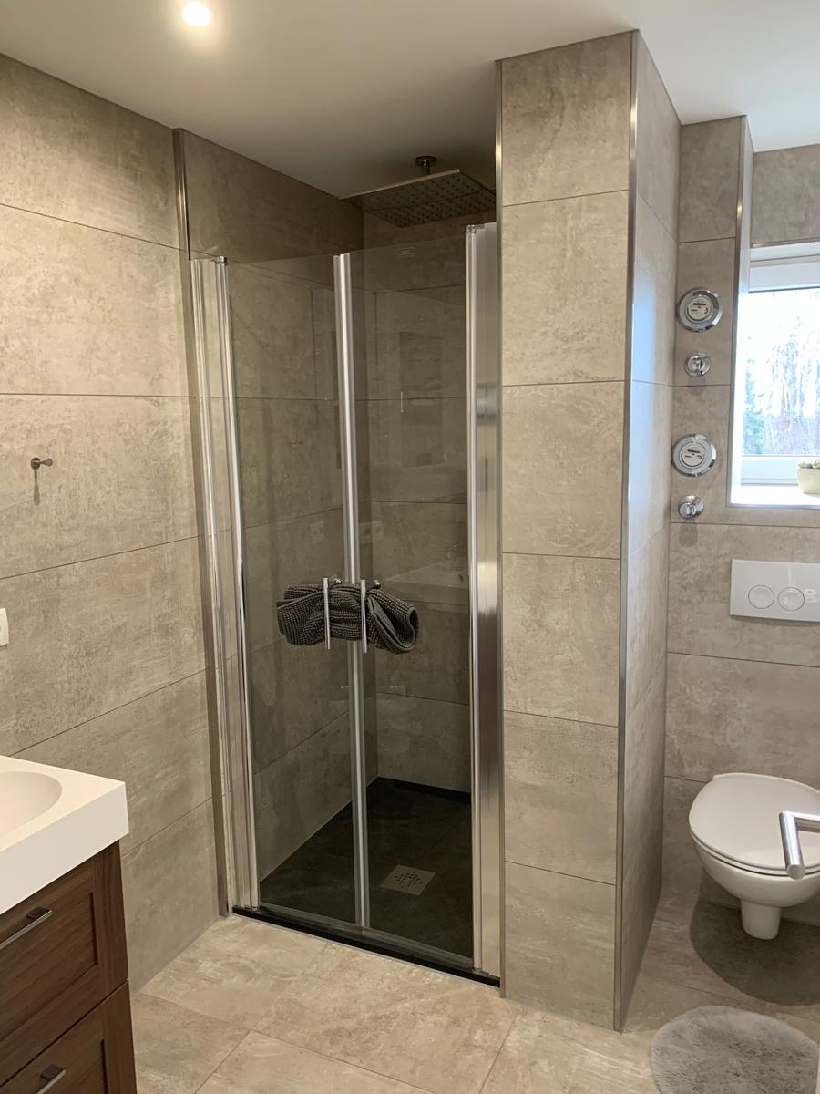Modernes Bad mit Regendusche!