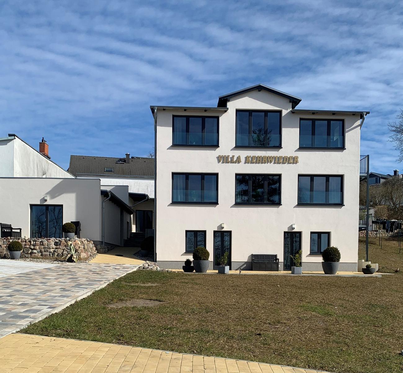 Villa Kehrwieder mit moderner Fassade und gepflegtem Gartenbereich.