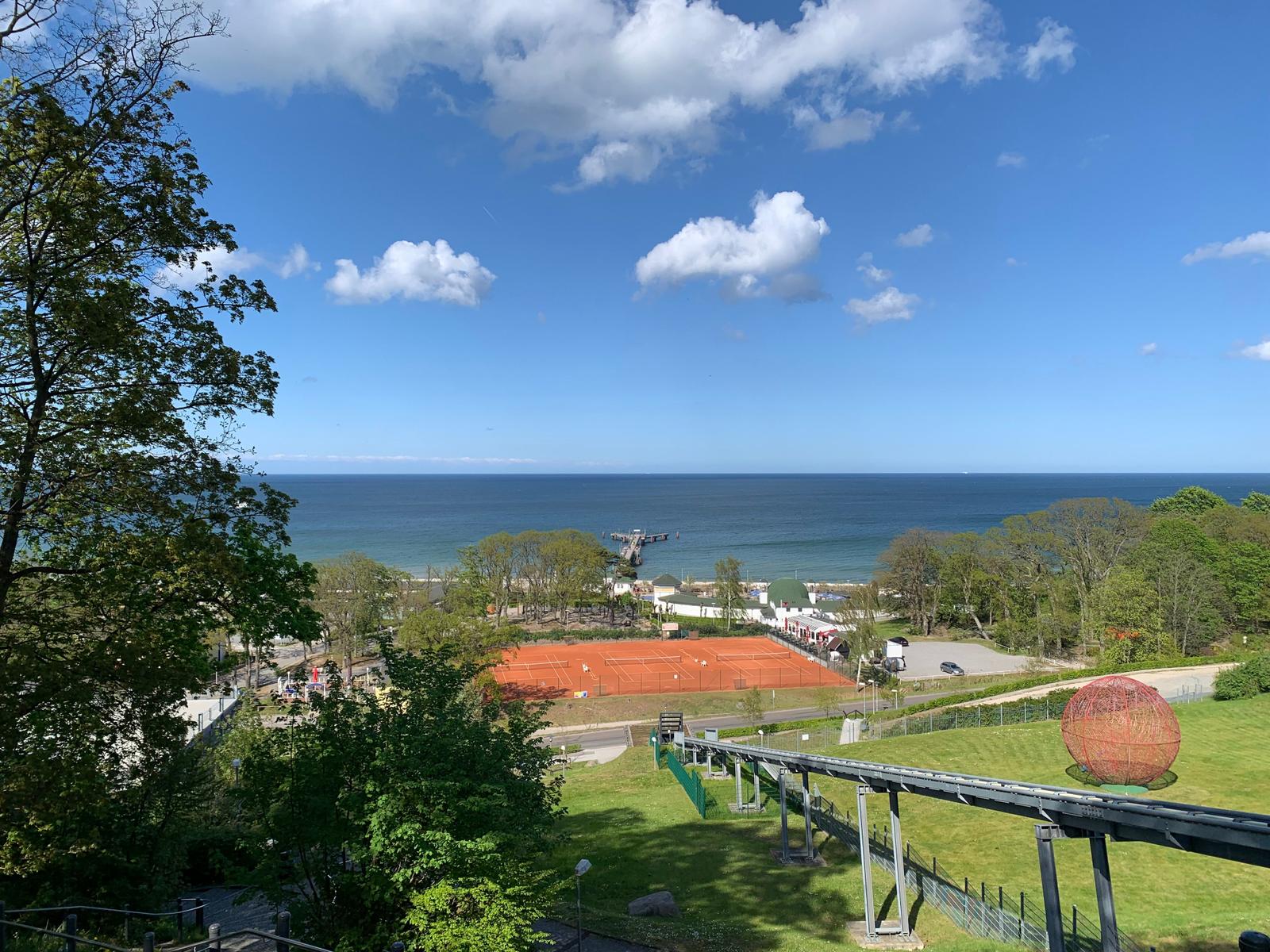 An der Waldpromenade mit Blick auf den Nordstrand, Tennisplatz und den Schrägaufzug von Göhren