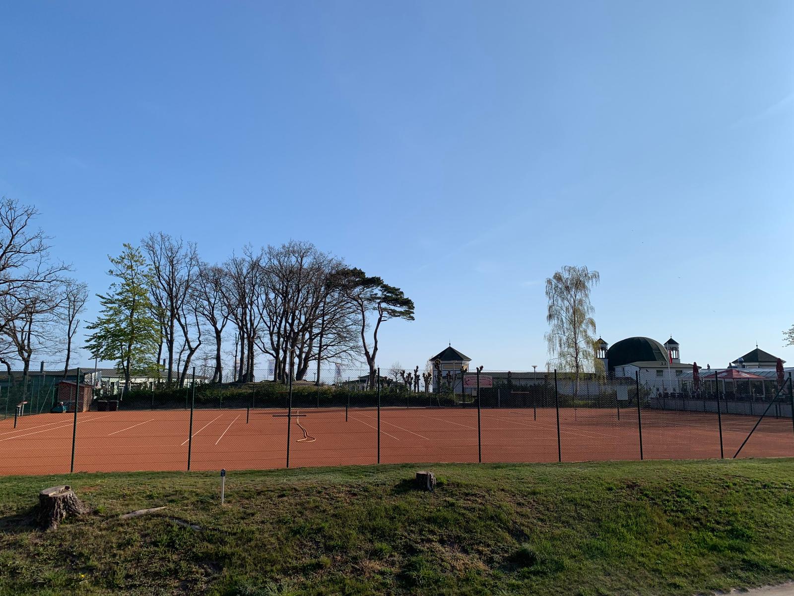 Tennisplatz von Göhren hinter den Dünen des Nordstrandes