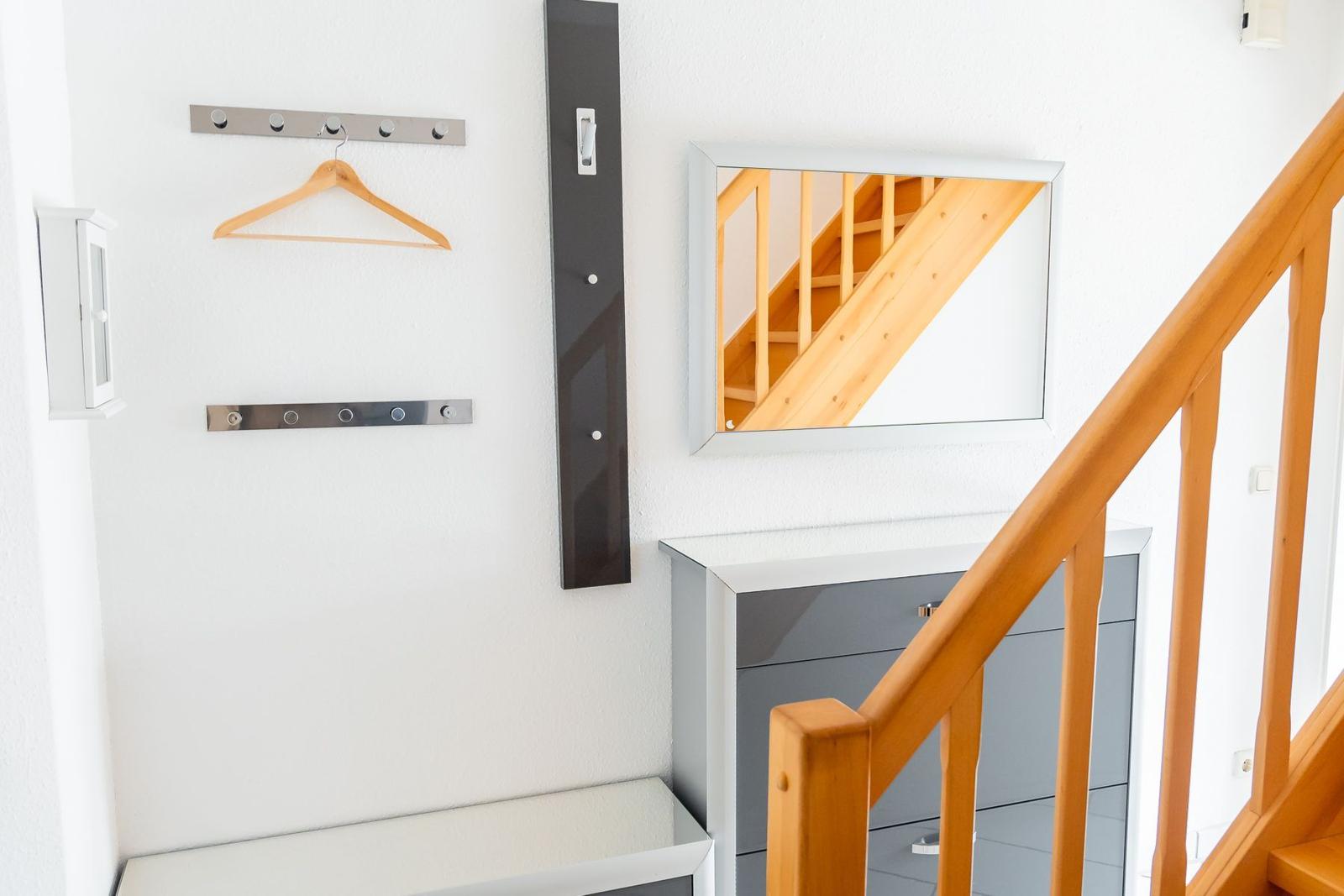 Haus mit Garderobe, Spiegel und Holztreppe
