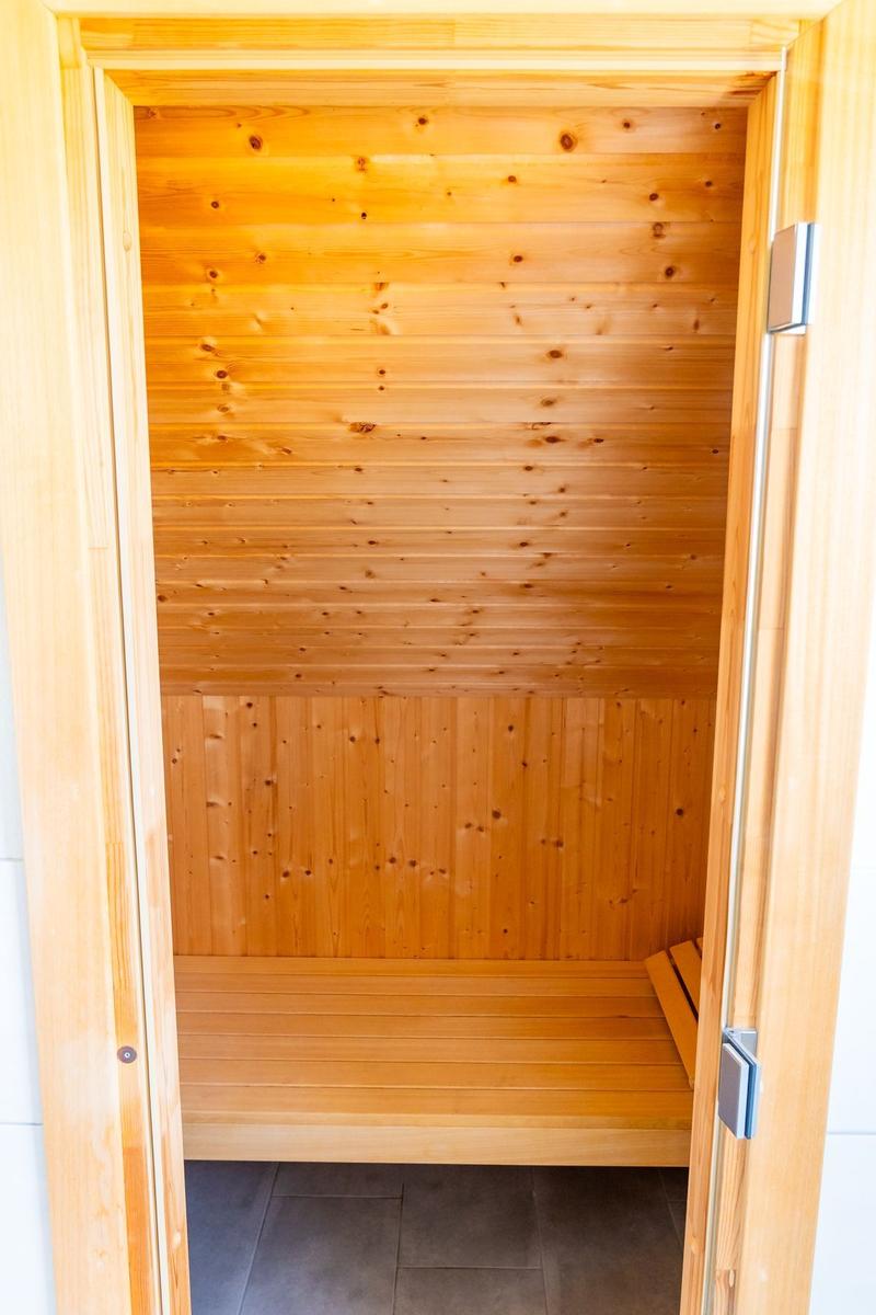 Holzsauna mit Sitzbank und Türöffnung