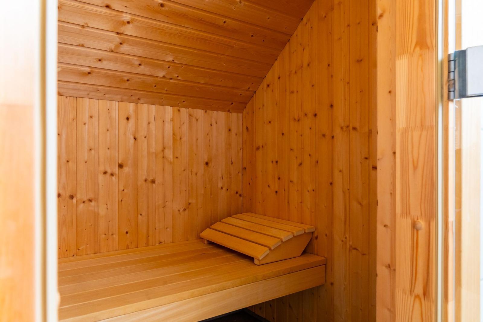 Holzsauna mit Sitzbank und erhöhtem Liegeplatz
