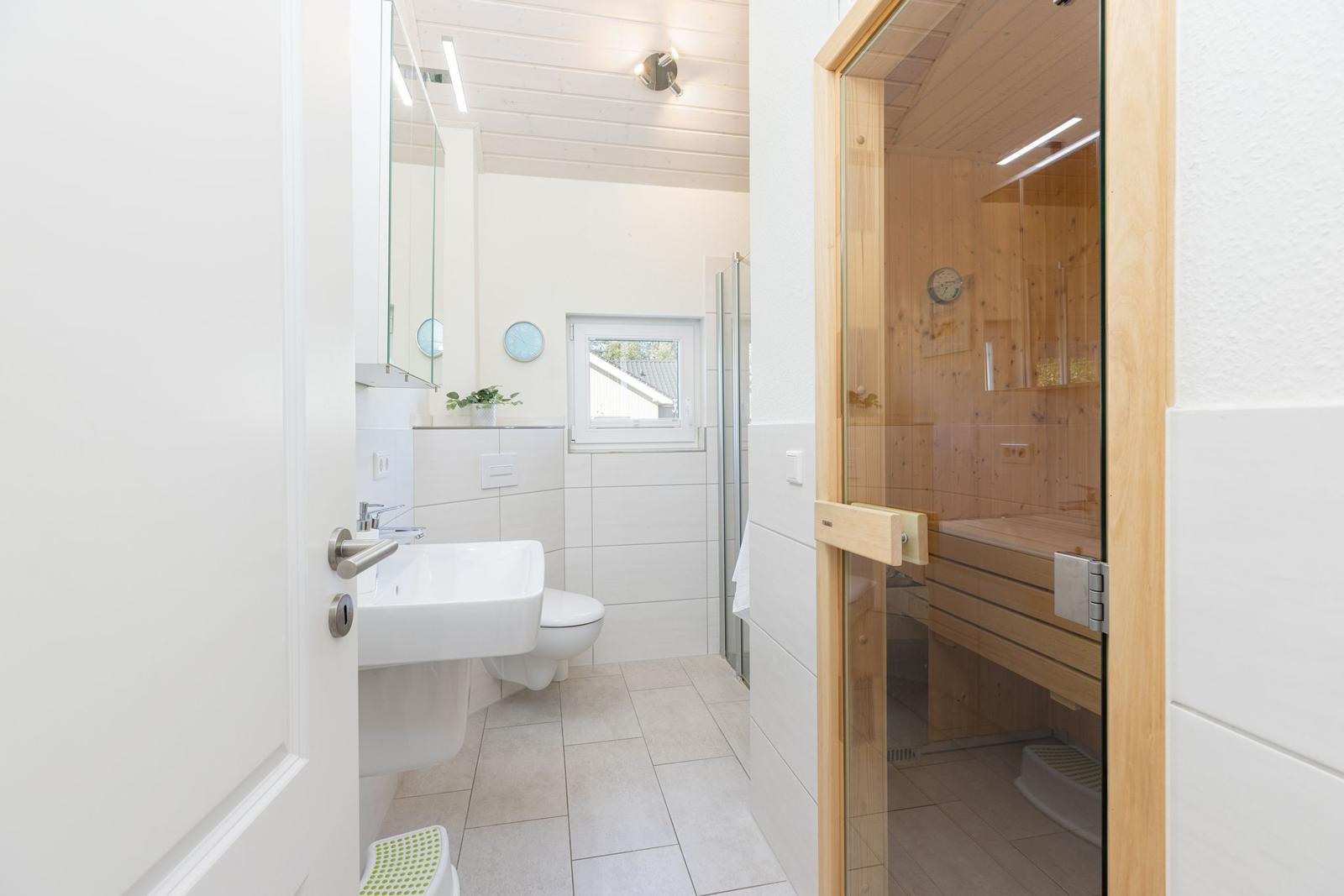 Badezimmer mit Dusche, Toilette und Sauna