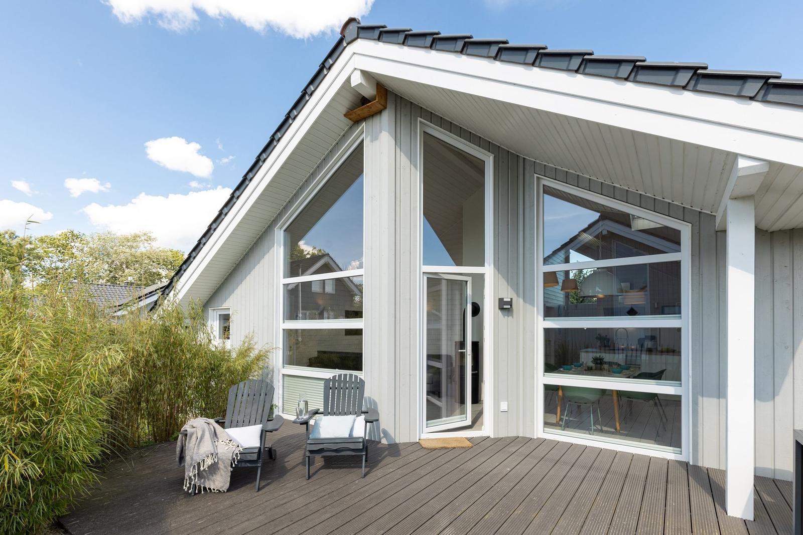 Terrasse mit zwei Stühlen und Blick in die Küche