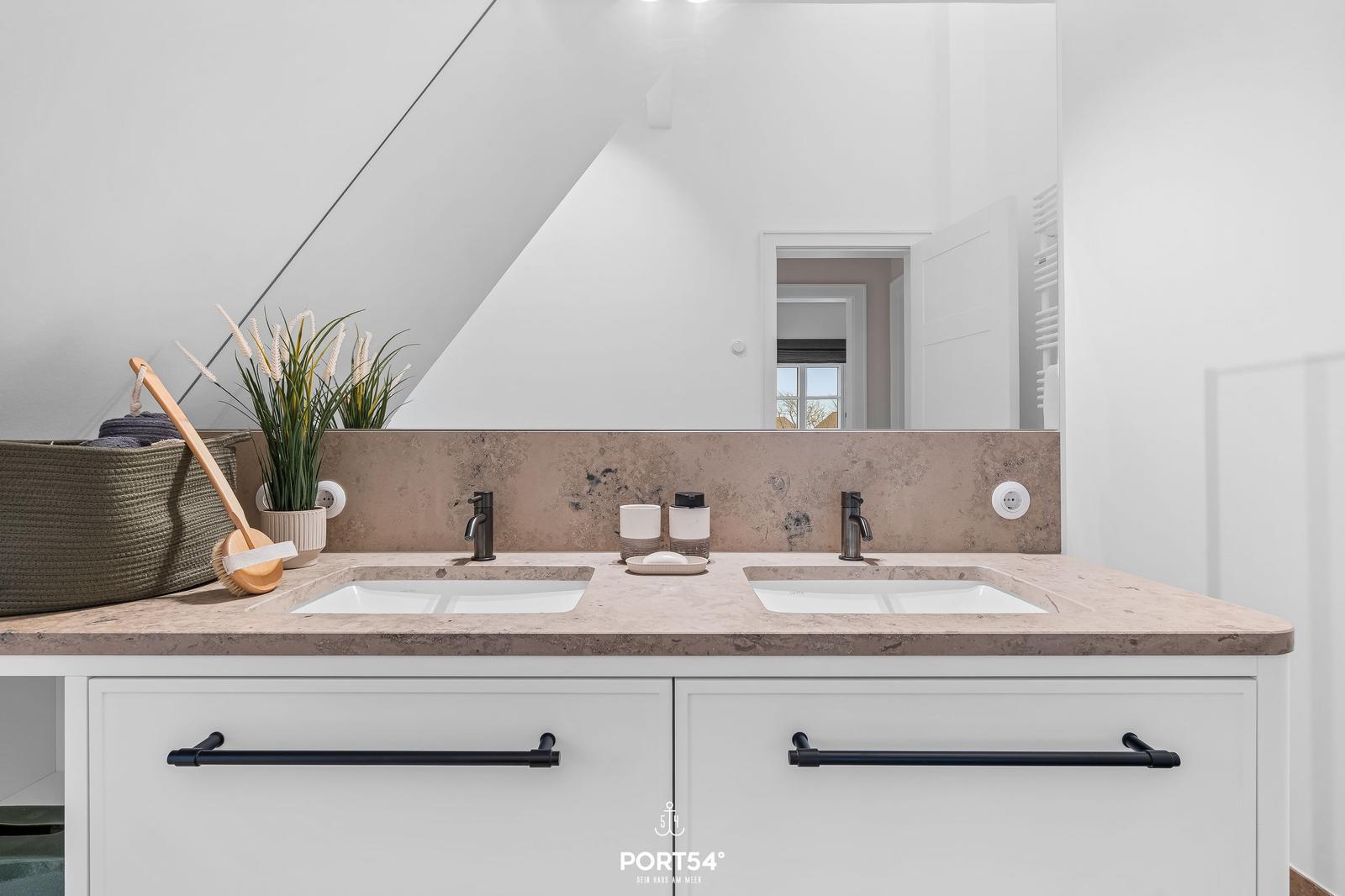 Doppelwaschbecken mit Marmorarbeitsplatte und Spiegelschrank