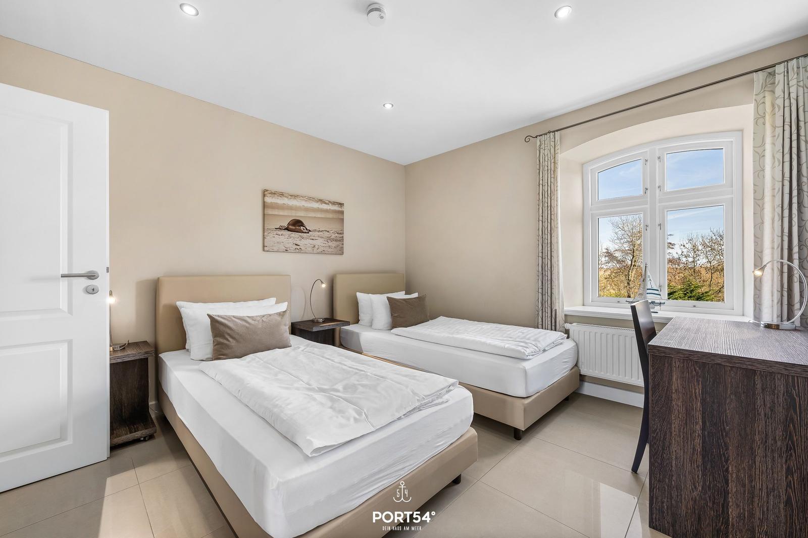 Zwei Betten, Fenster mit Blick, Schreibtisch und Wandbild