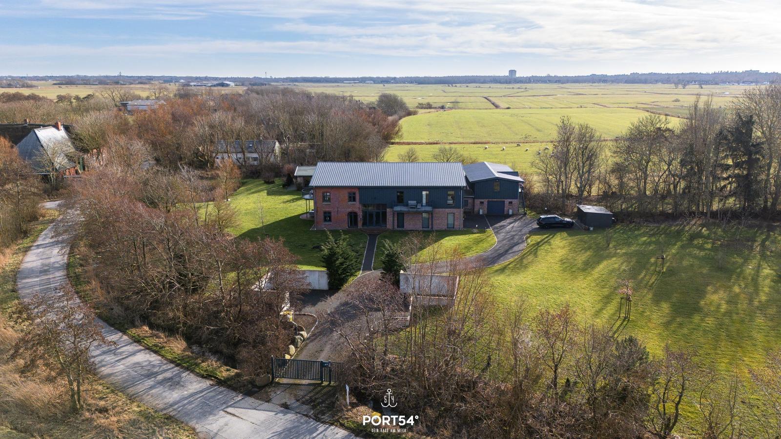 Modernes Haus mit Garten und Blick auf Felder