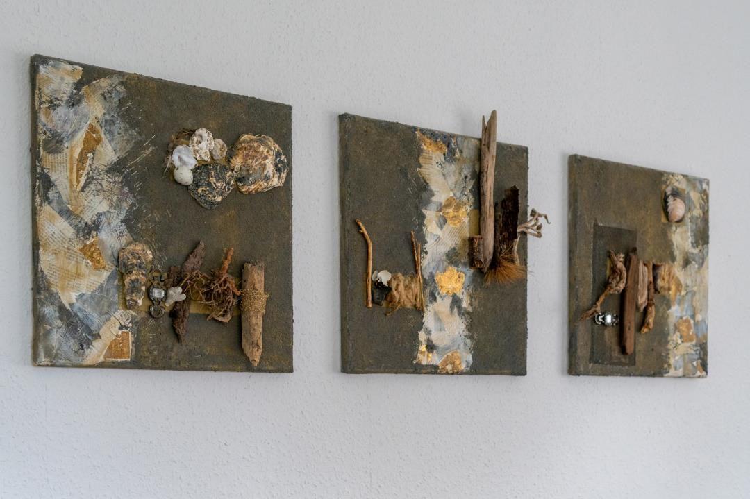 Drei Wandobjekte mit Holz, Muscheln und natürlichen Materialien