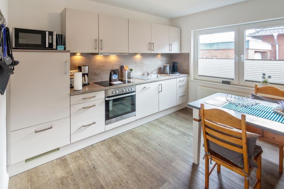 Küche mit Essbereich, Holztisch, Stühle und Fenster mit Blick.
