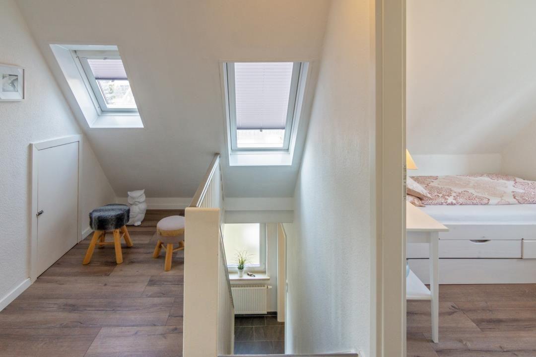 Dachgeschoss mit Schlafzimmer, Doppelfenster und Holzboden