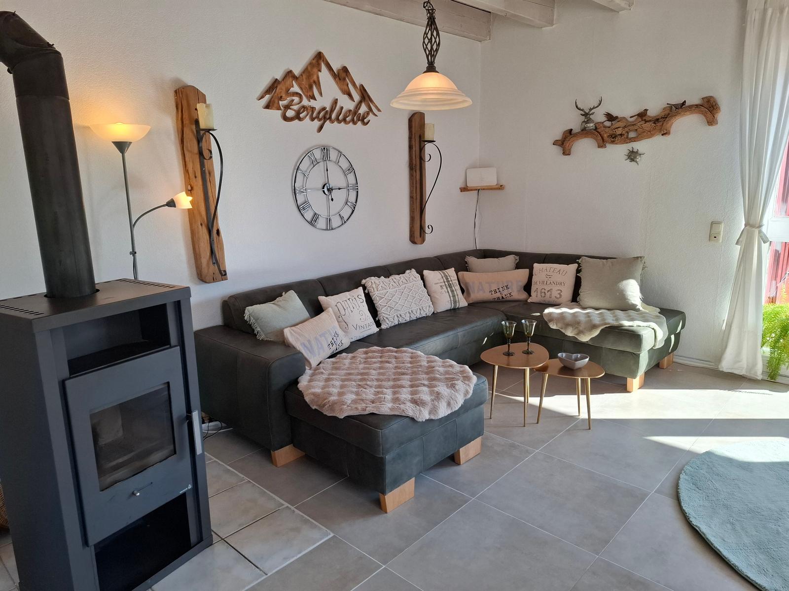 offener Wohnbereich mit Kamin