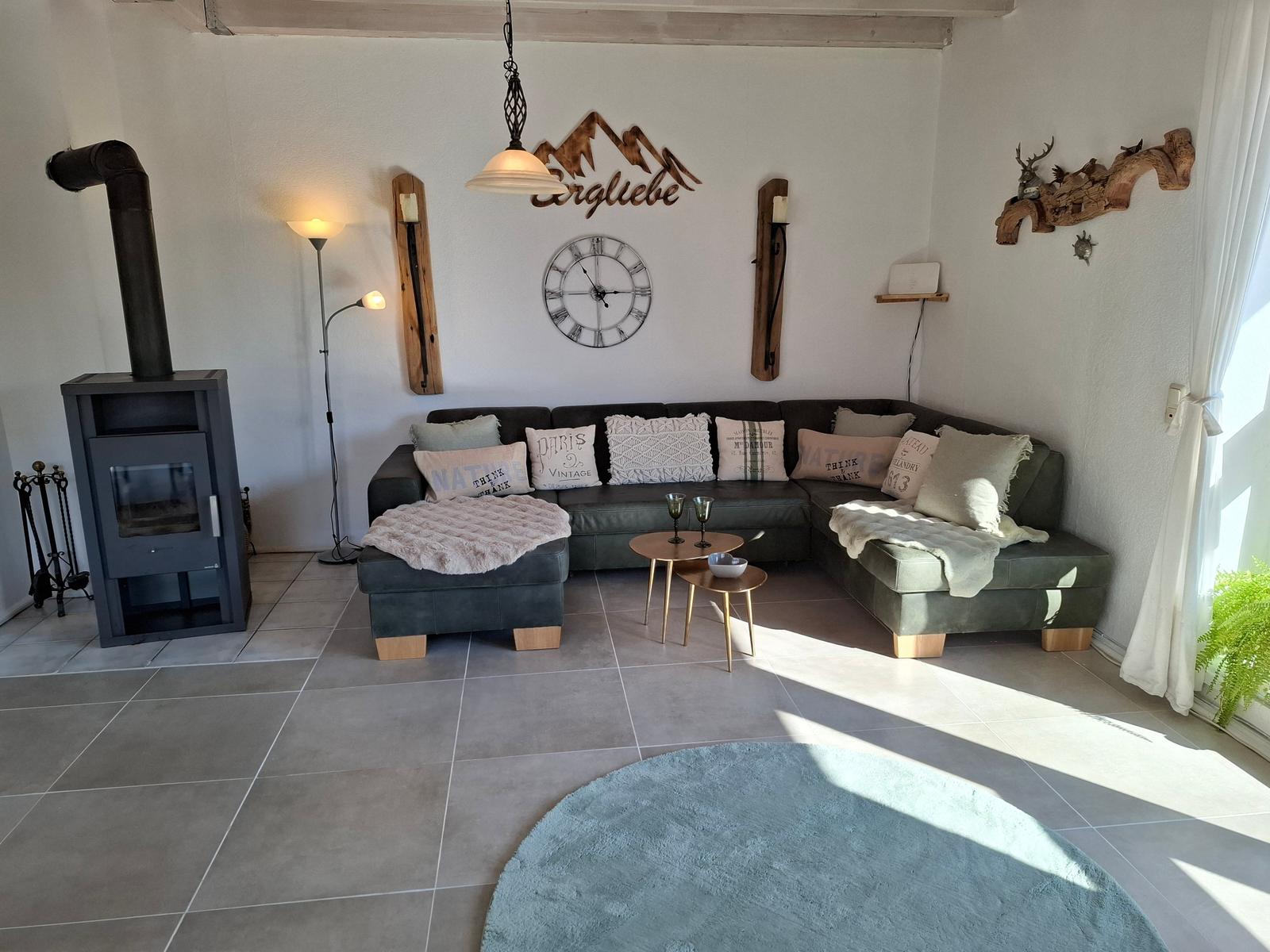 offener Wohnbereich mit Kamin