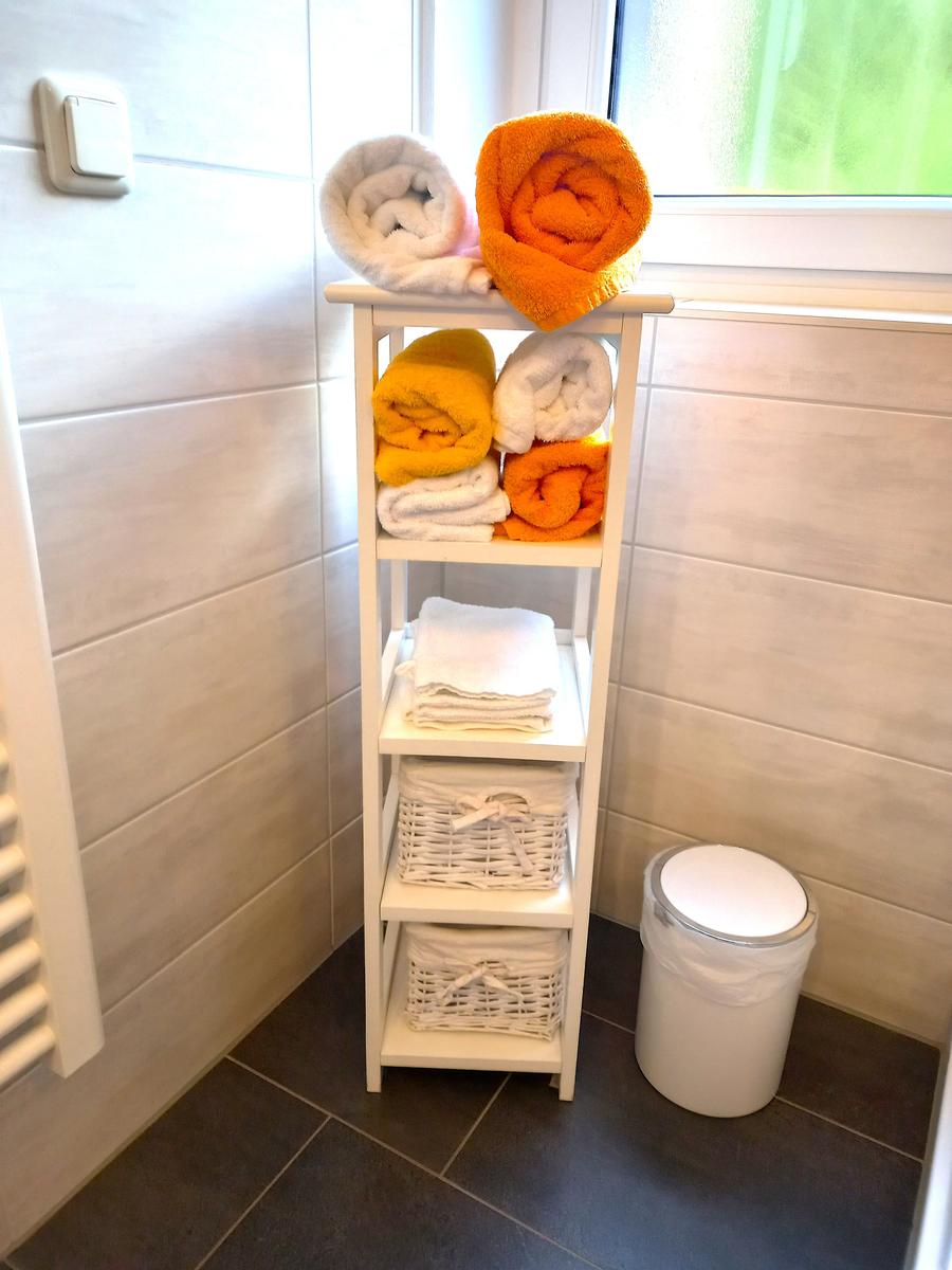 Pro Gast/pro Woche. 
1 Duschtuch
2 Handtücher
1 Gästehandtuch
Falls mehr gewünscht wird - bitte sagen- 
1 Waschlappen