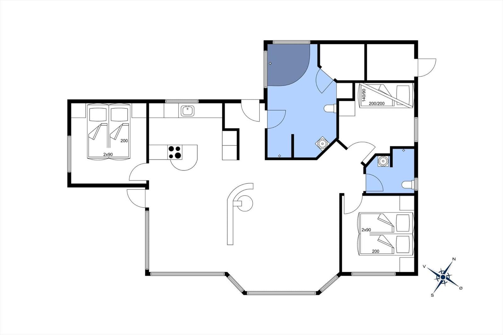 Wohnung mit zwei Schlafzimmern, Küche und Bad. Flur mit Treppe.