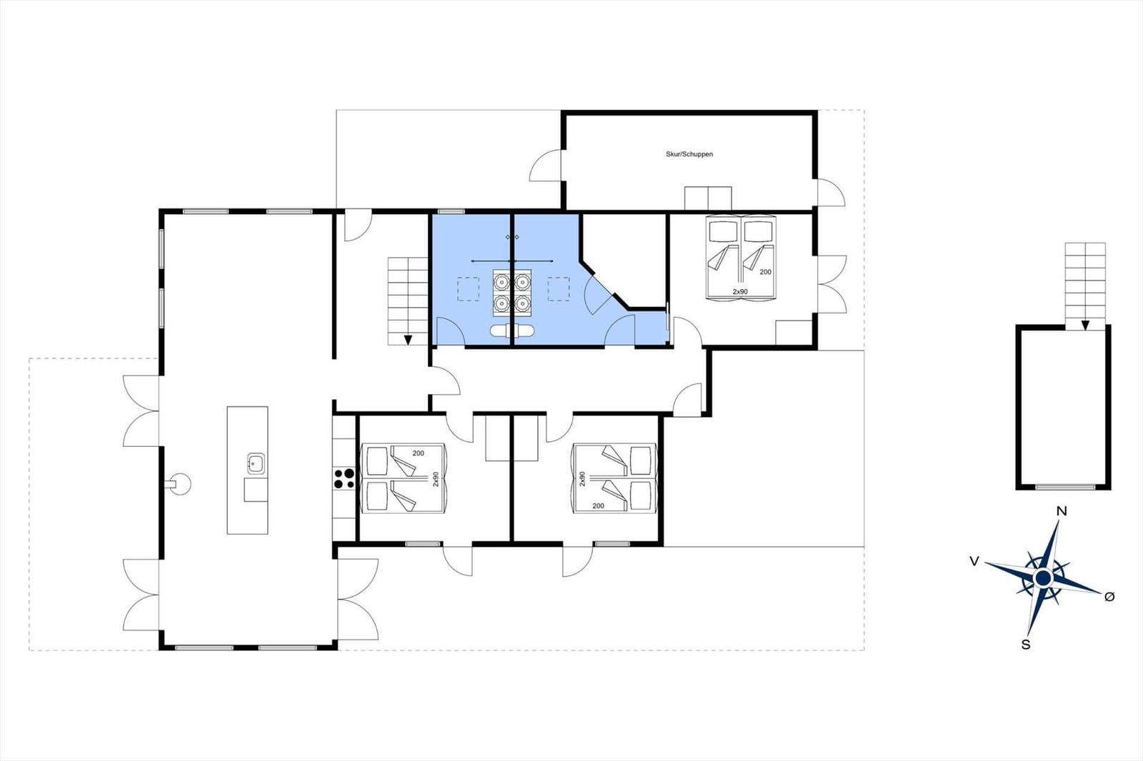 Funktionaler Grundriss mit Küche, Schlafzimmer und Waschraum. Richtungskompass eingezeichnet.