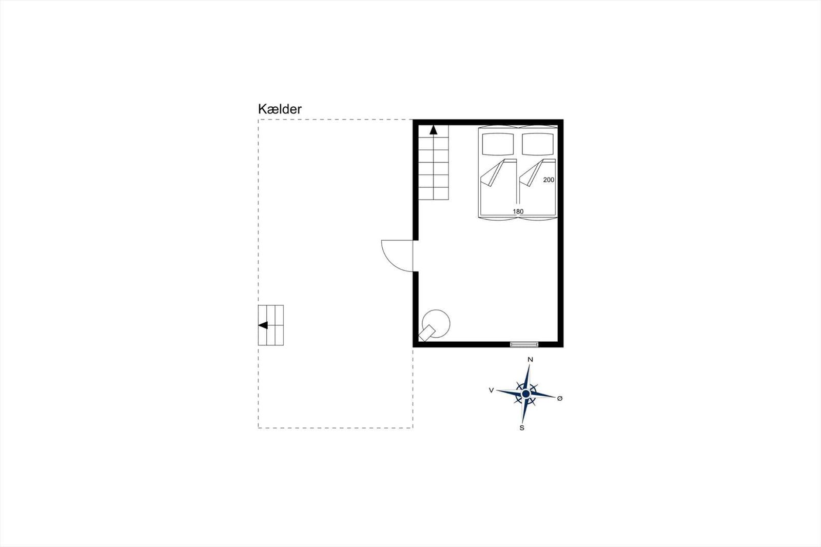 Kellerbereich mit Treppe und Schlafzimmer mit zwei Betten.