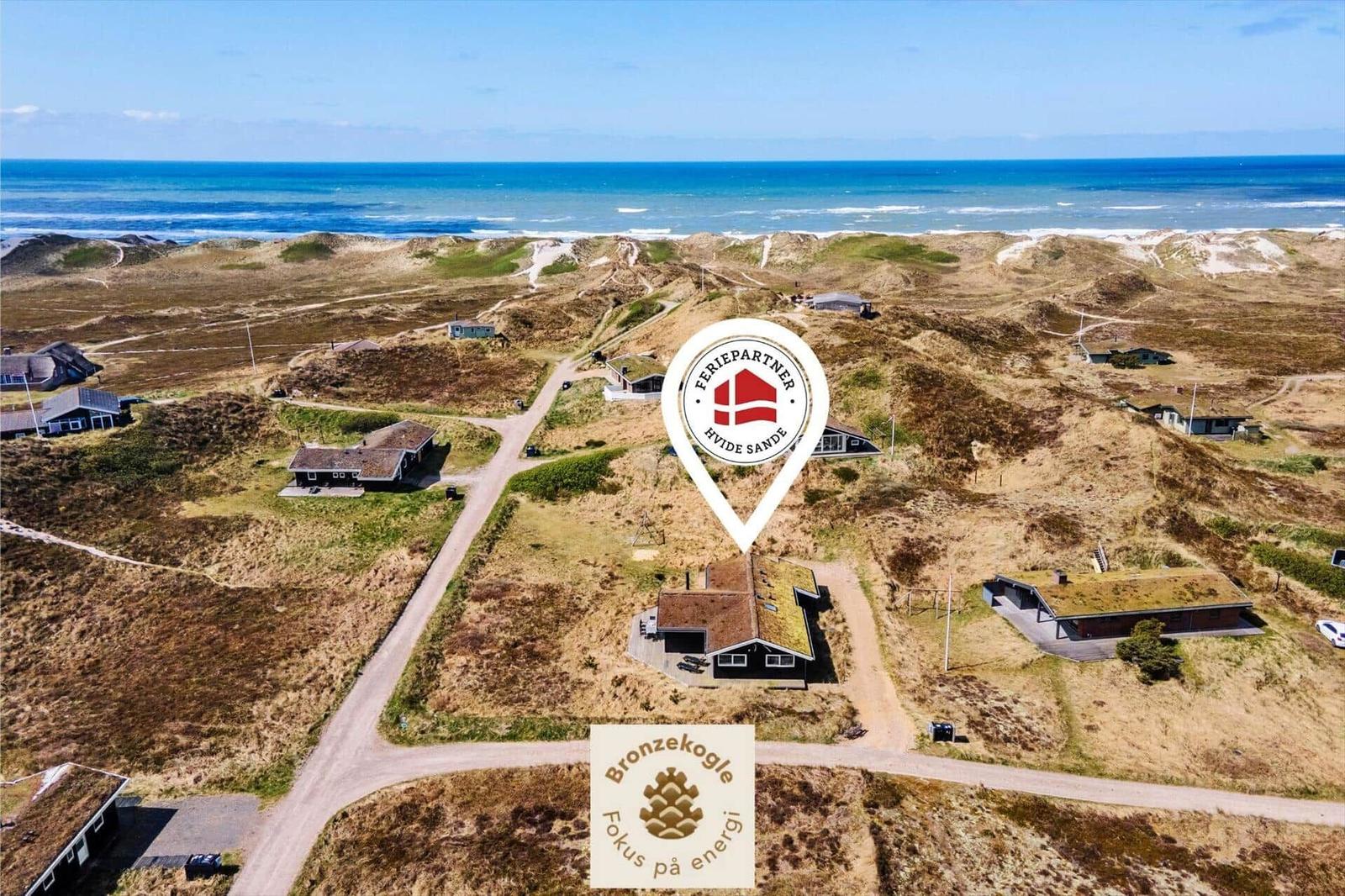 Haus auf Dünen mit Meerblick und Weg zur Strandpromenade