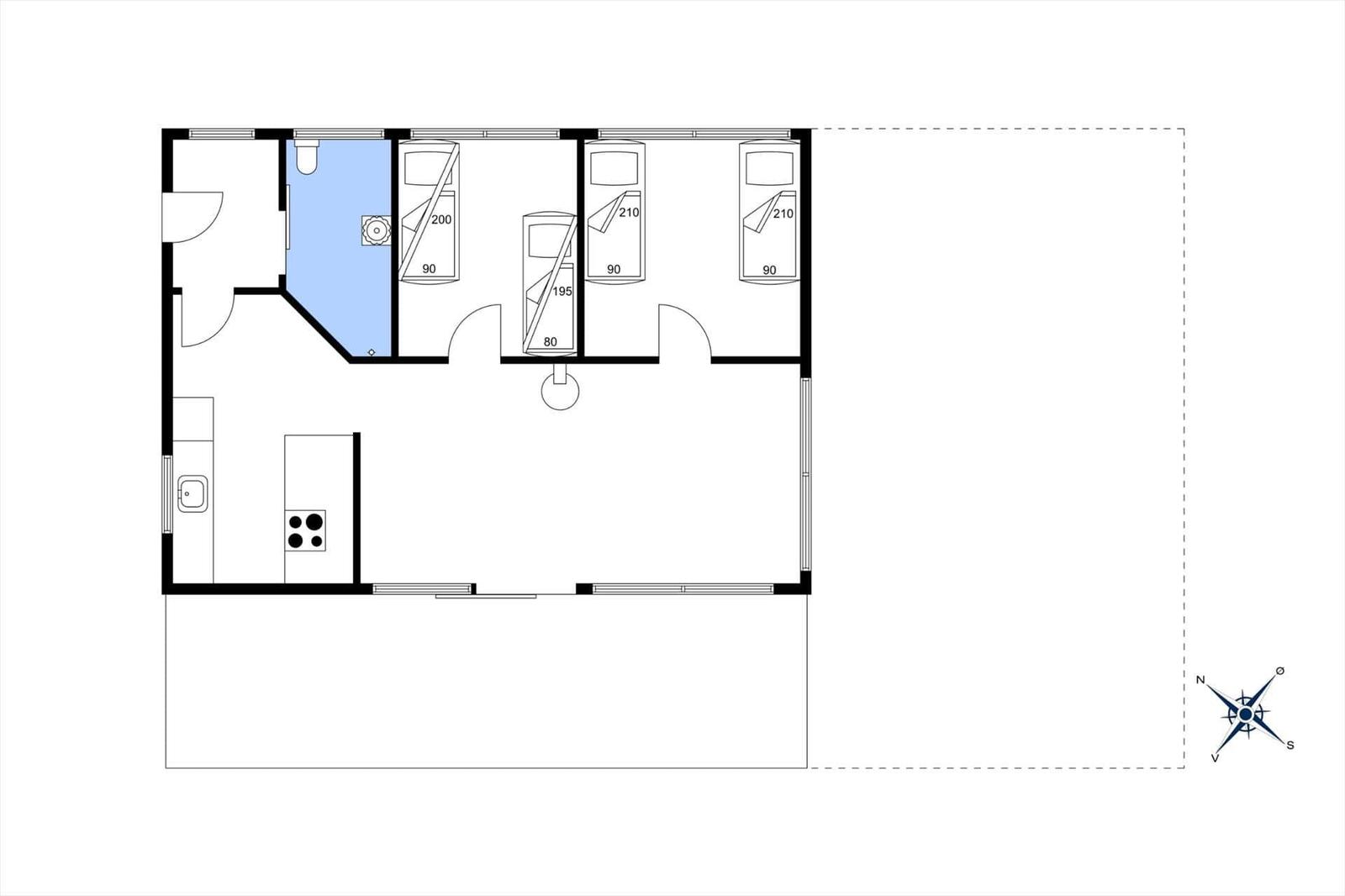Wohnung mit Küche, Bad und drei Schlafzimmern mit Betten.