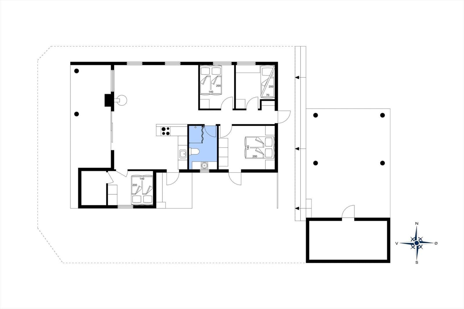 Dies ist ein Grundriss einer Wohnung mit drei Schlafzimmern, einer Küche und einem Bad.