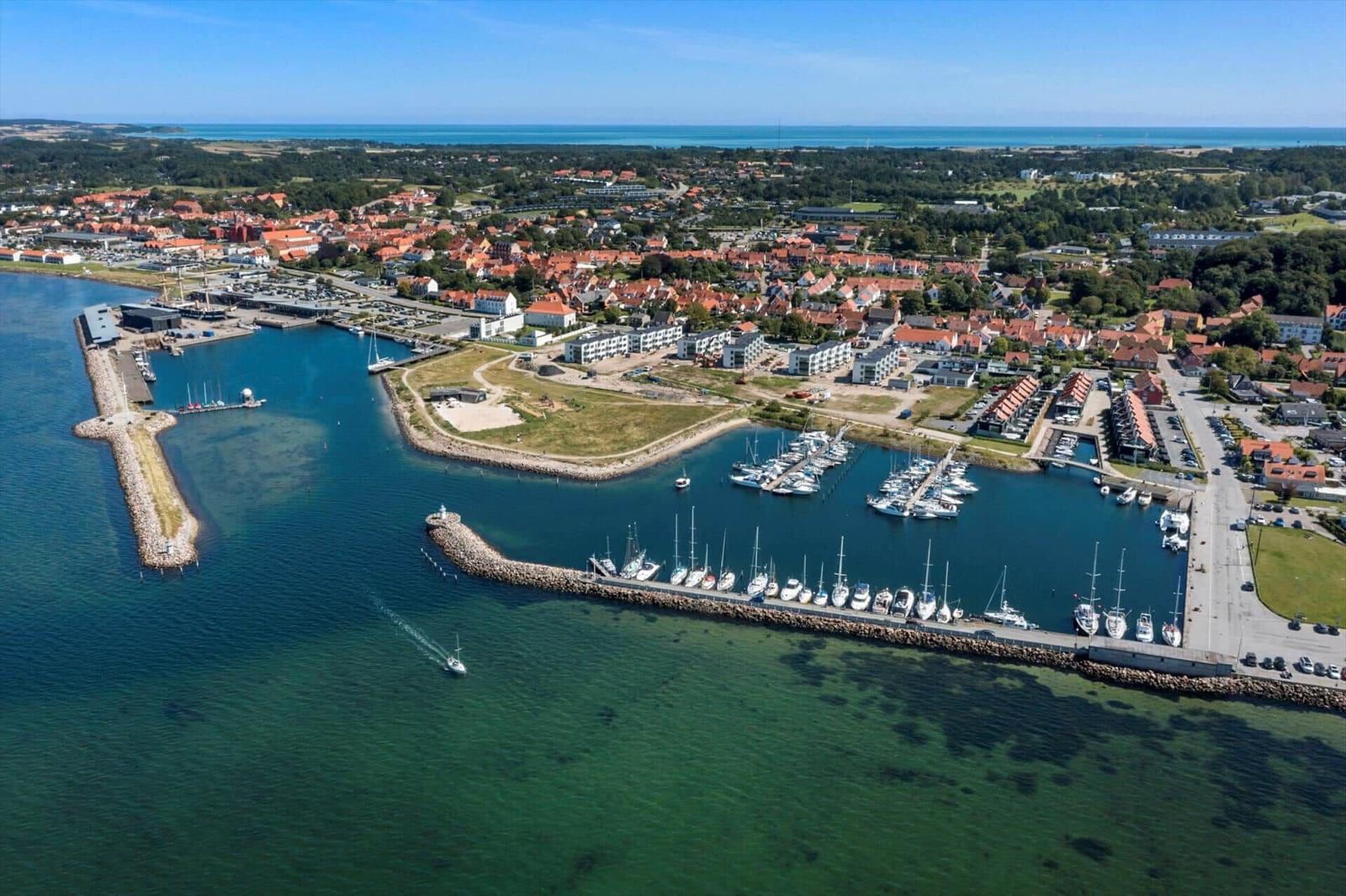 Ausblick auf Hafen mit Booten und Stadt mit roten Dächern.
