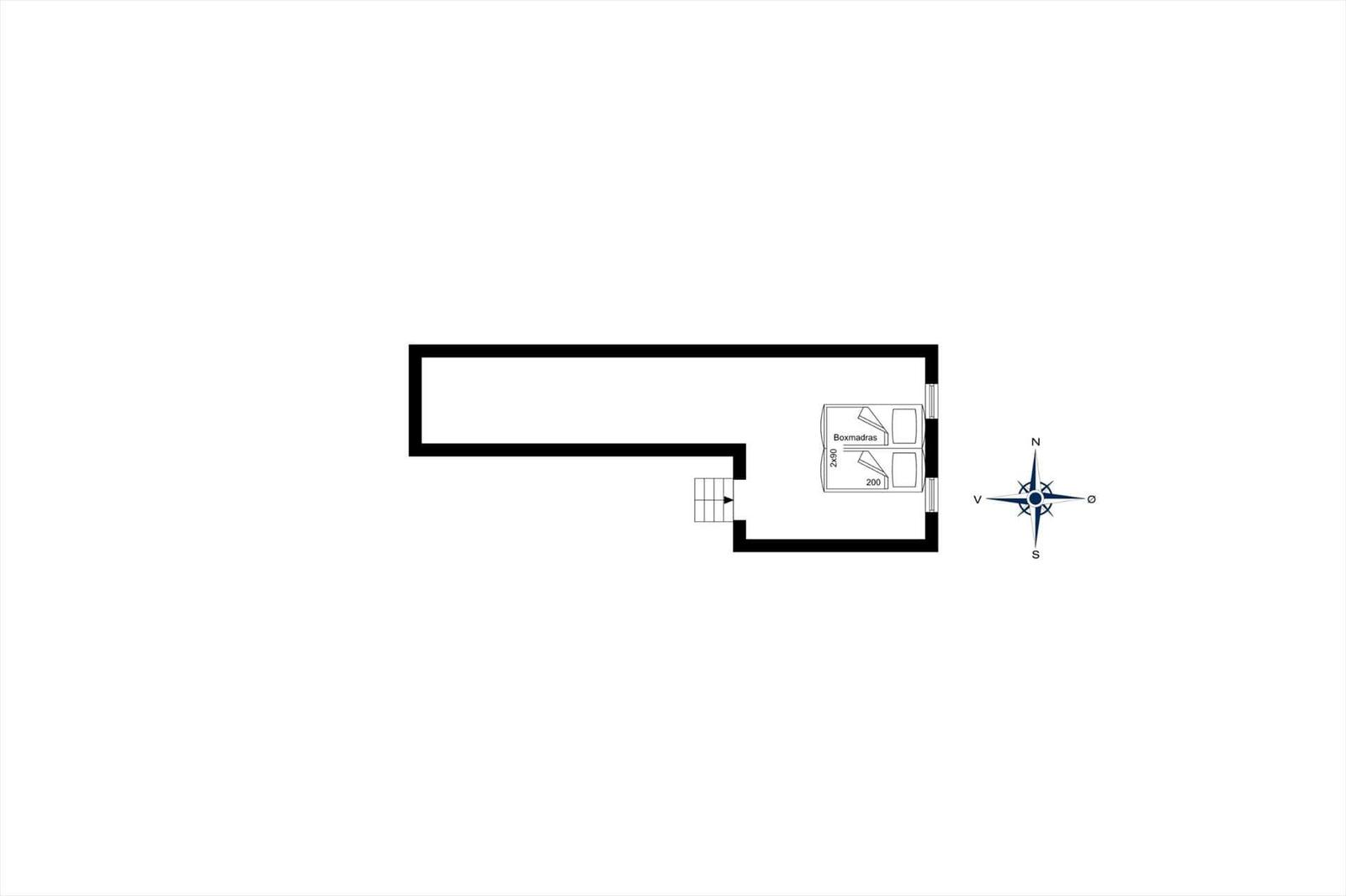 Flur mit Treppe und Schlafzimmer mit Boxen und Fenstern.