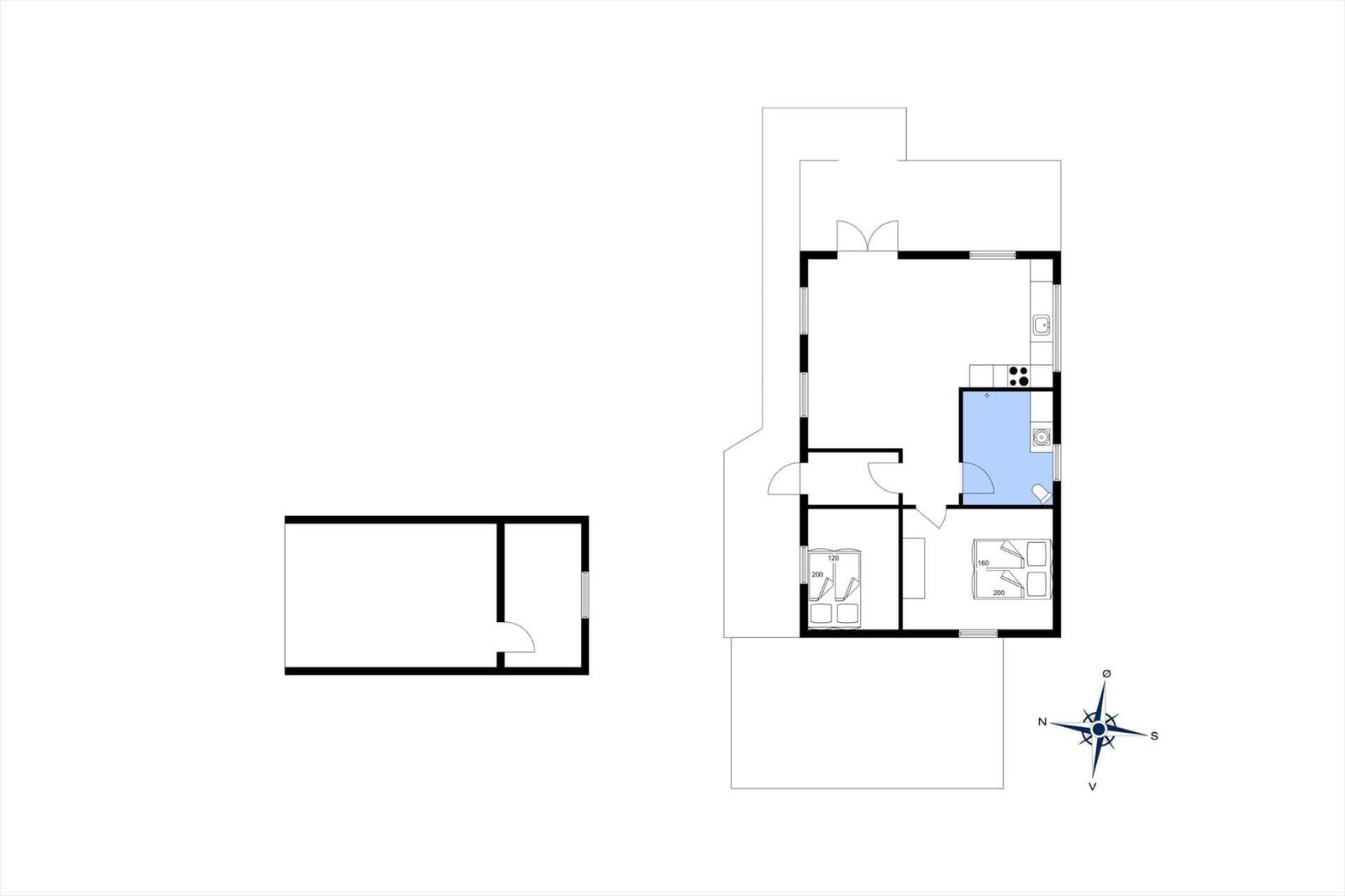 Wohnung mit Küche, Schlafzimmer und Bad. Flur mit Treppe und Fenster.