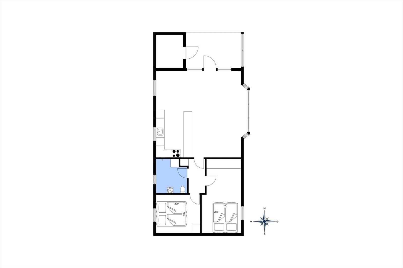 Wohnung mit zwei Schlafzimmern, Küche und Bad. Flur mit Treppe nach oben.