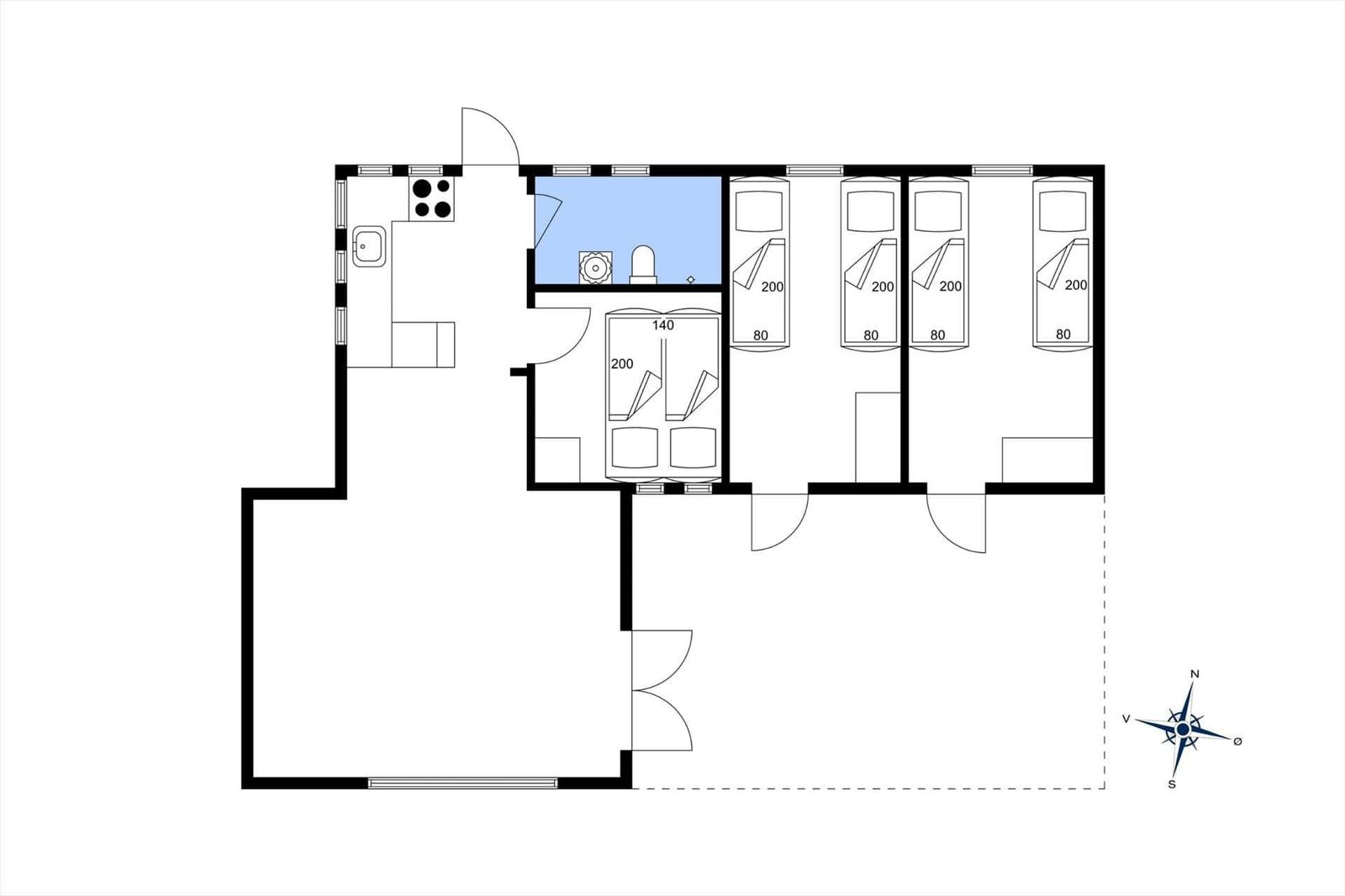 Wohnung mit Küche, Bad und vier Schlafzimmern mit Betten.