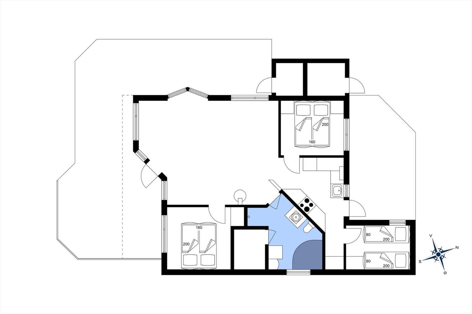 Dieses Apartment hat eine Küche, ein Bad und drei Schlafzimmer mit Betten.